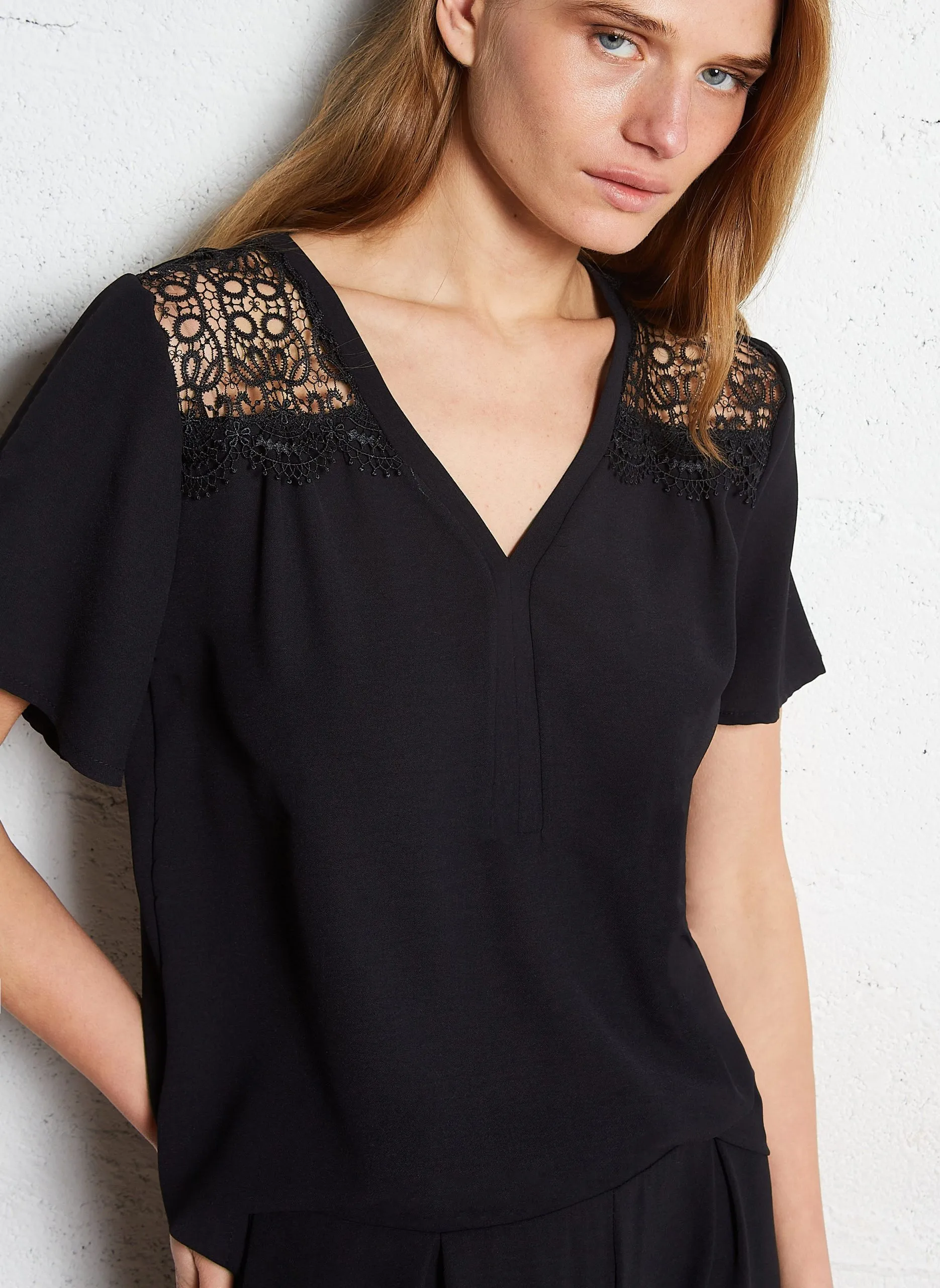 Effy - Oberteil mit V-Ausschnitt Schwarz ANGELICA