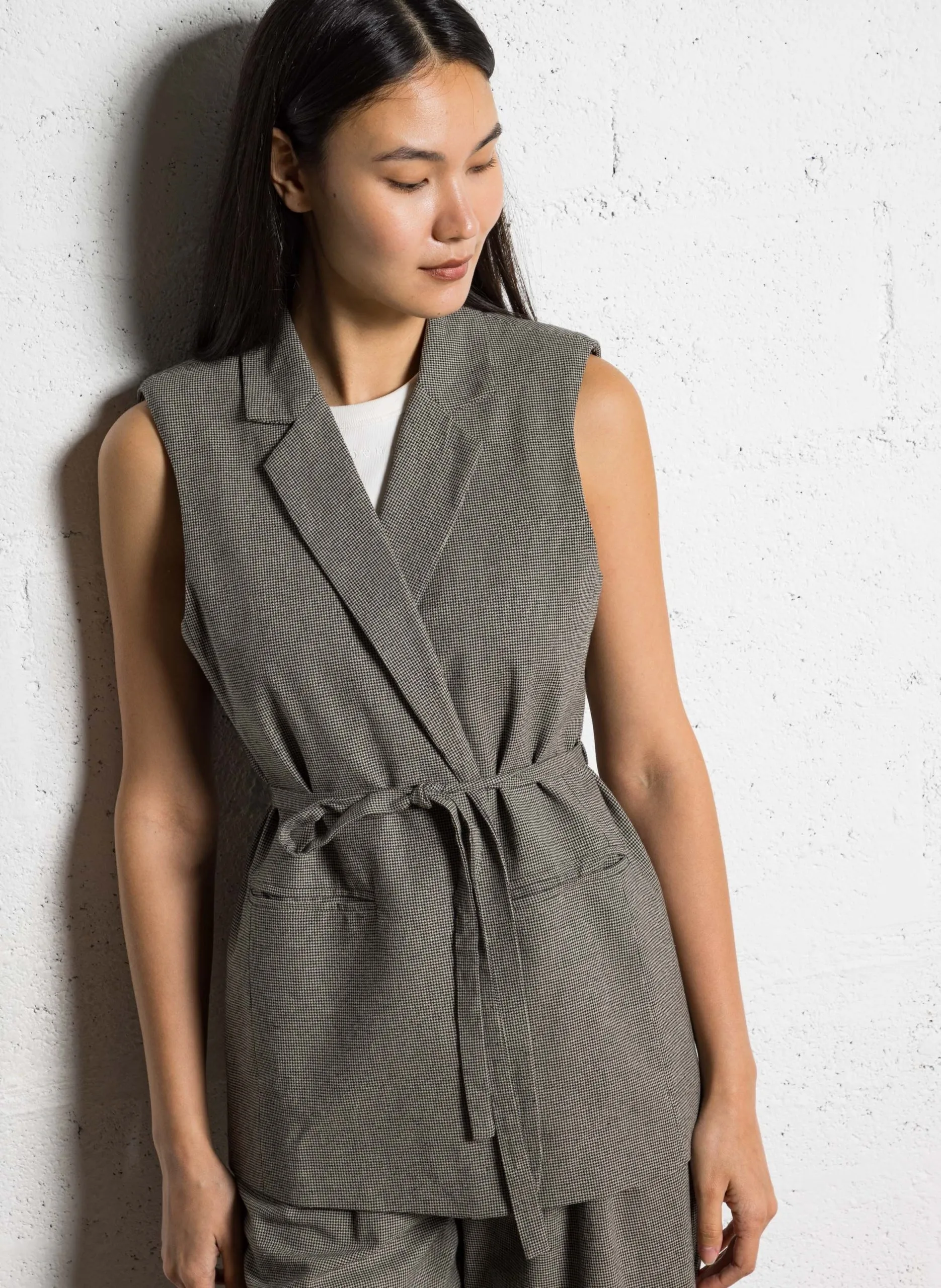 Ärmellose gemusterte Weste mit Gürtel Schwarz