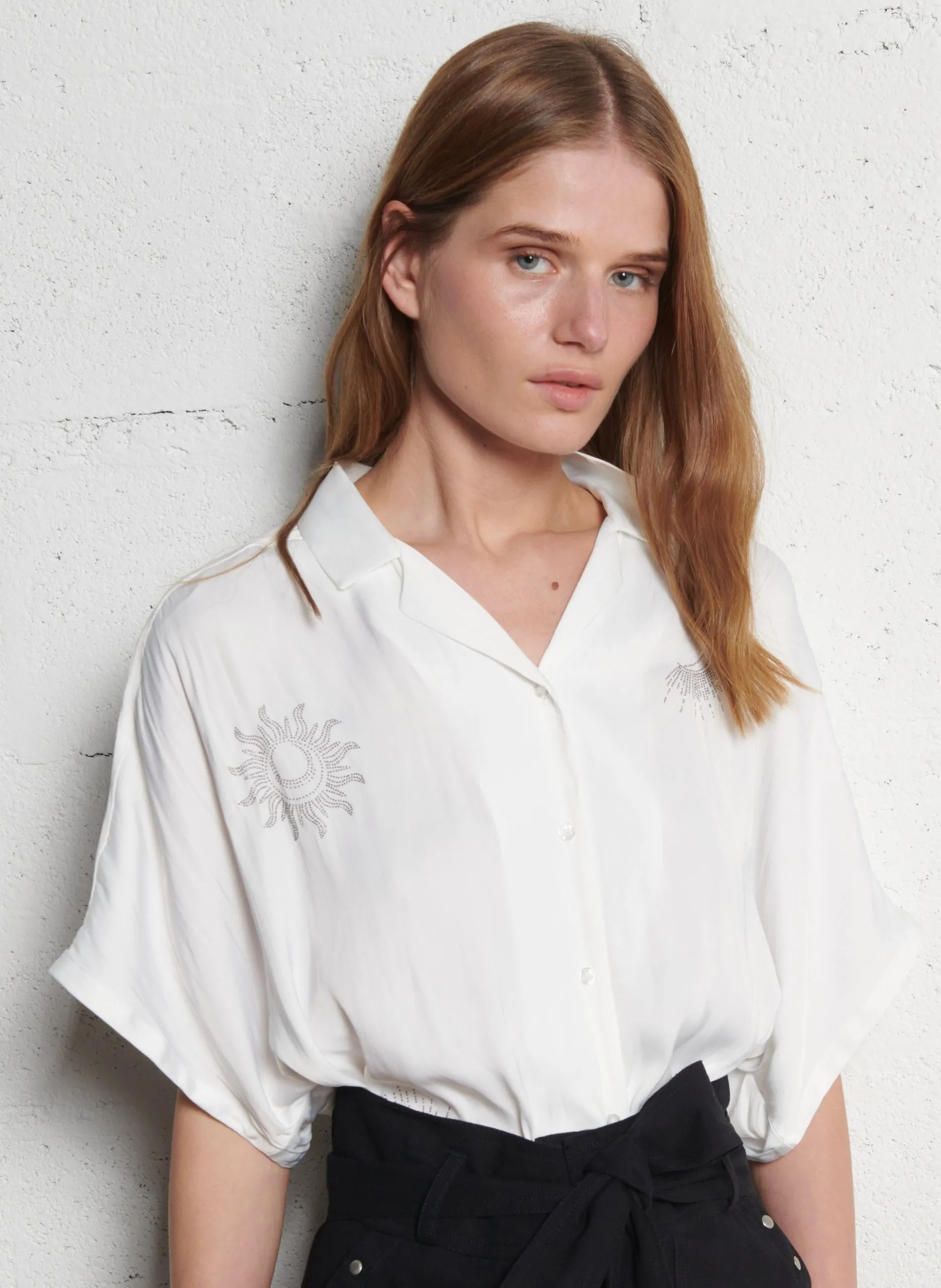 Bluse mit klassischem Kragen und Strass Weiss