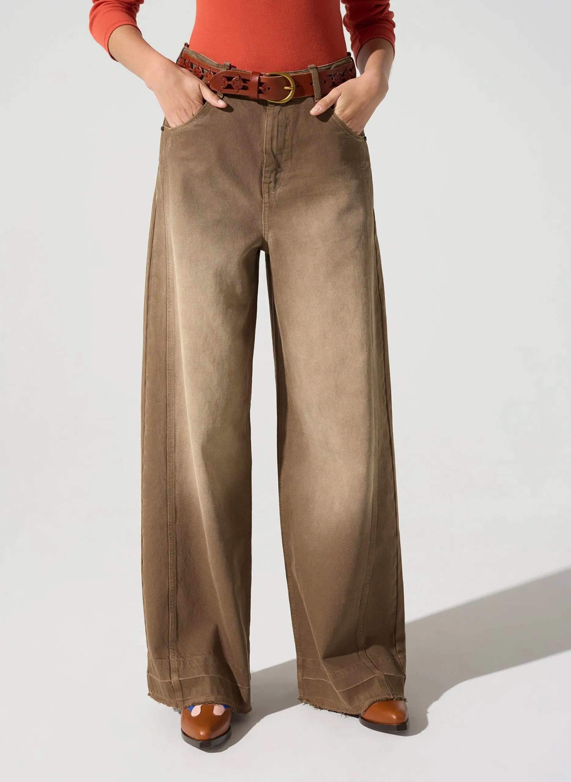 Hoch geschnittene weite Jeans in verwaschenem Look Braun