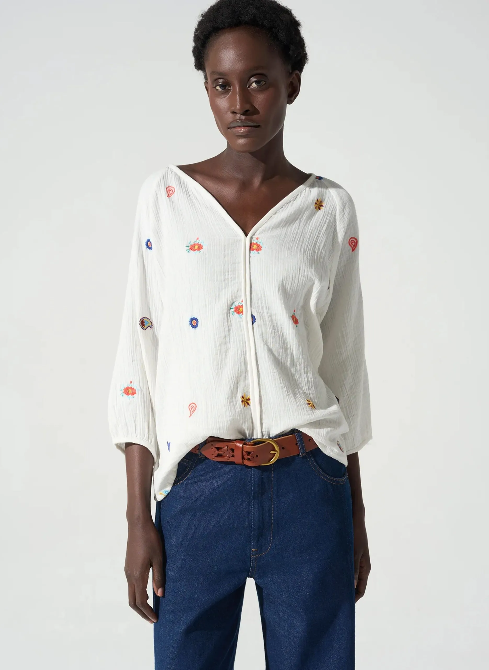 Bluse mit V-Ausschnitt und Stickereien Weiss