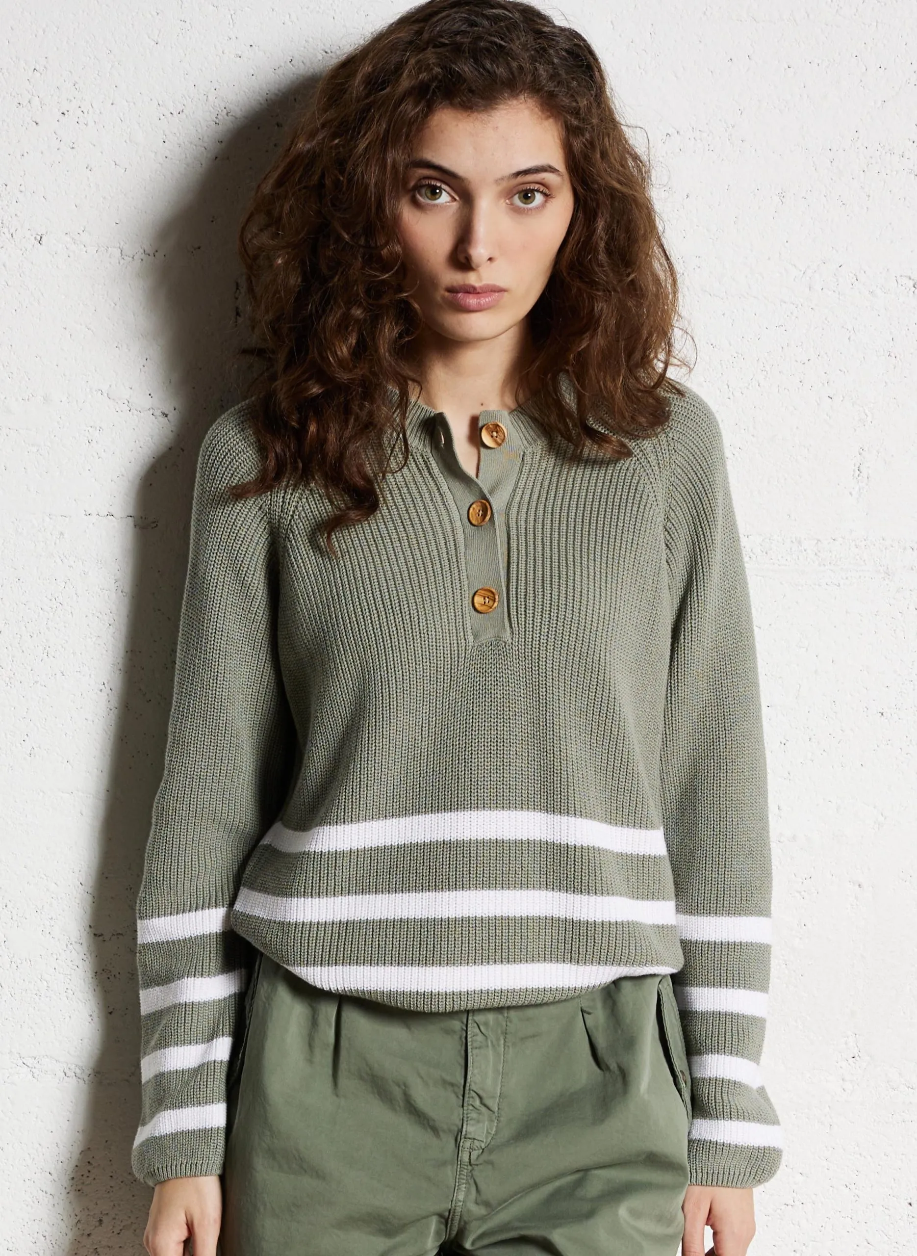 Rundhalsausschnitt-Pullover mit Knopfleiste und Streifen Mehrfarbig