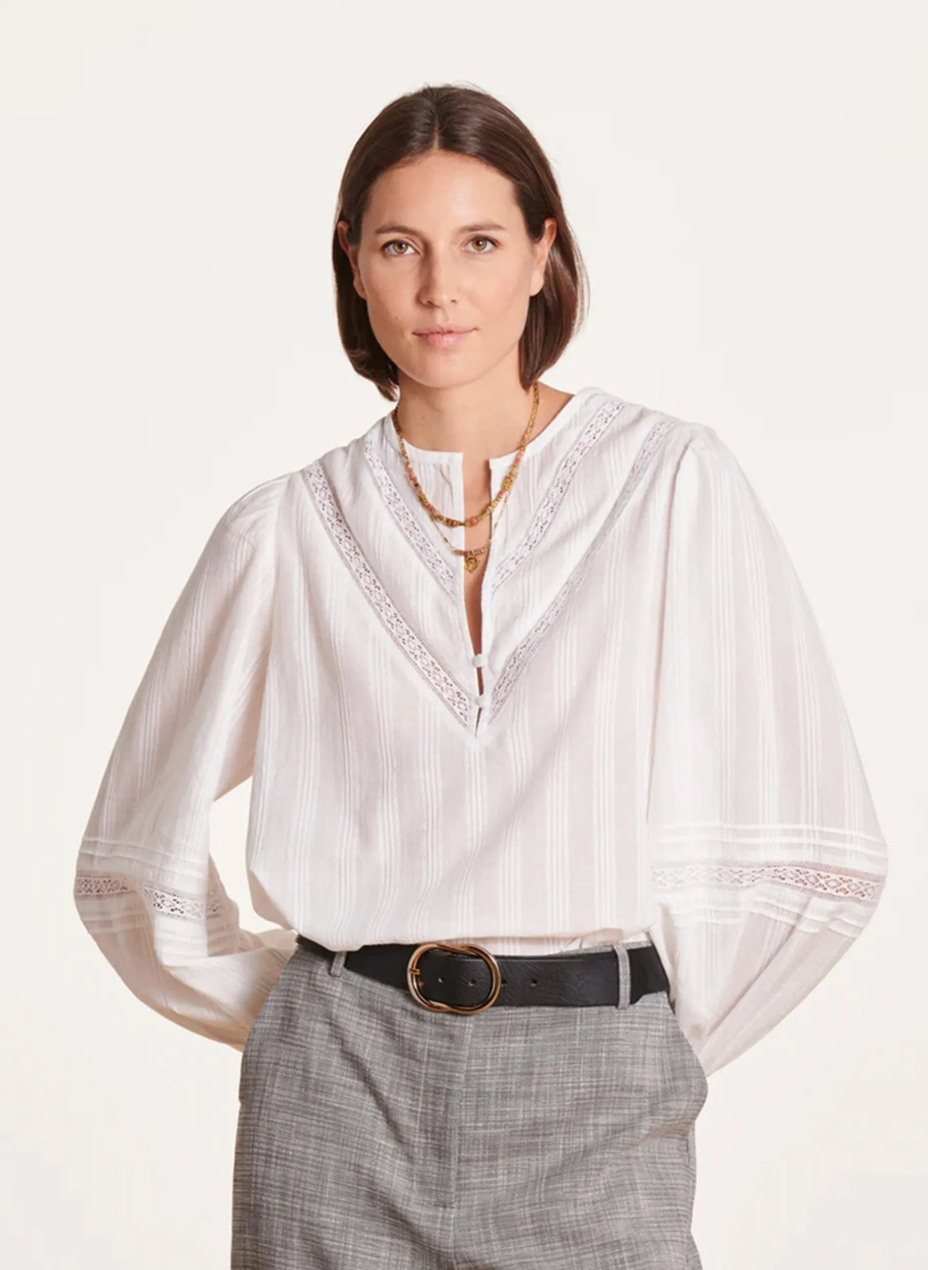 V-Ausschnitt-Top mit Spitze und Falten Weiss