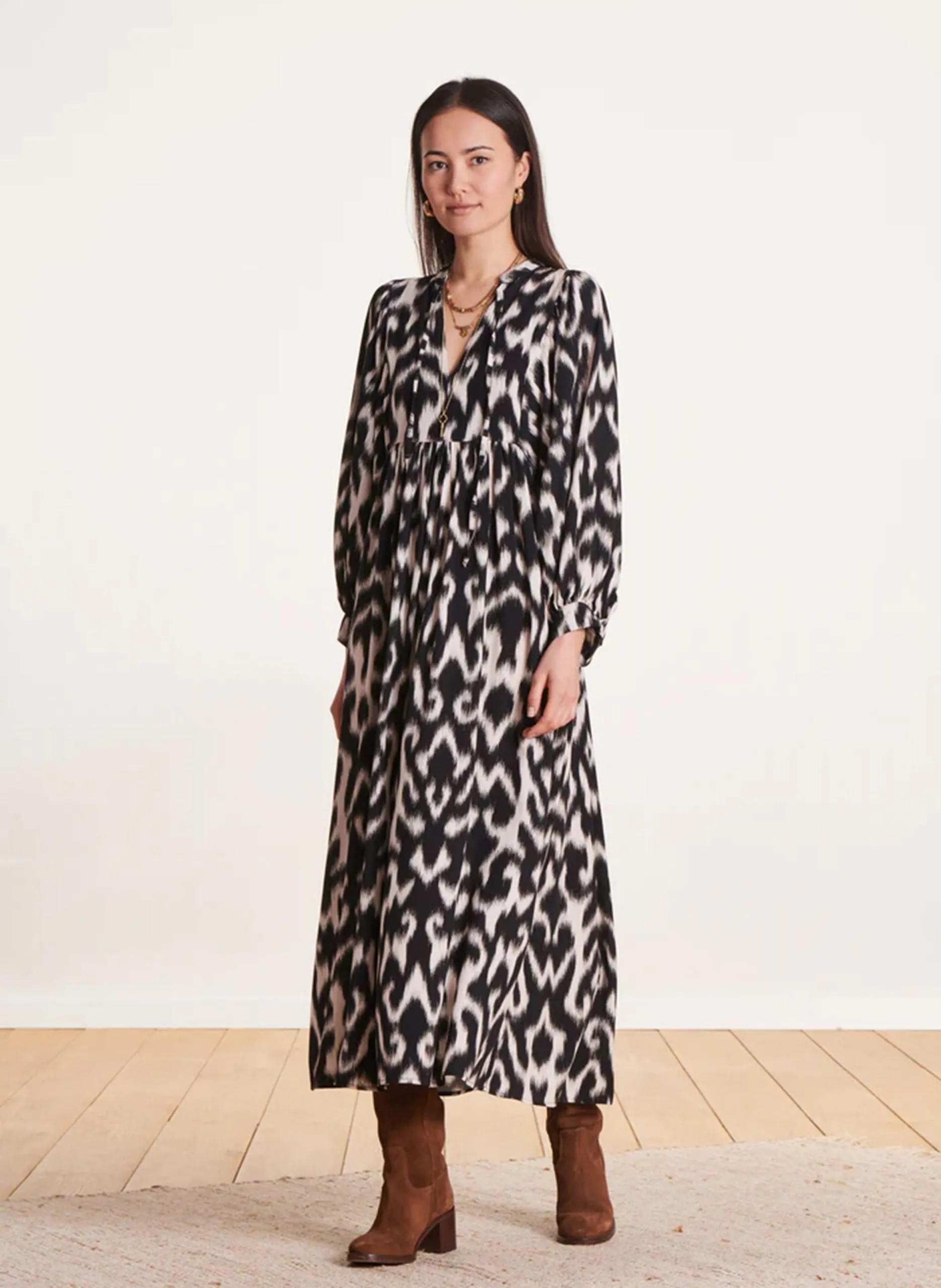 Bedrucktes Maxikleid mit Henley-Ausschnitt Schwarz