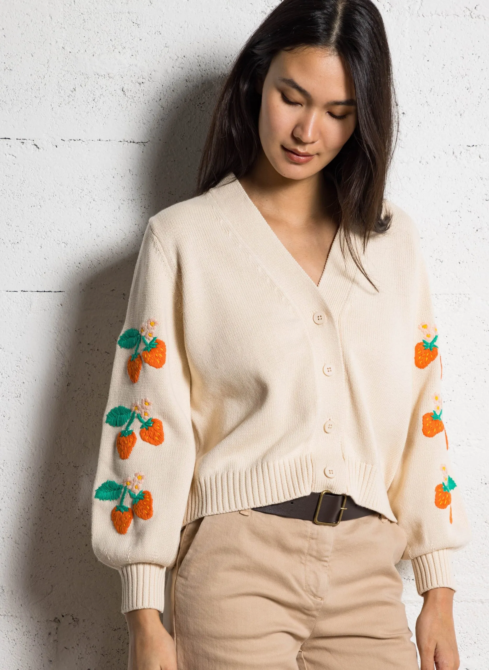 Weites V-Ausschnitt-Strickweste aus Baumwolle mit Stickerei Beige