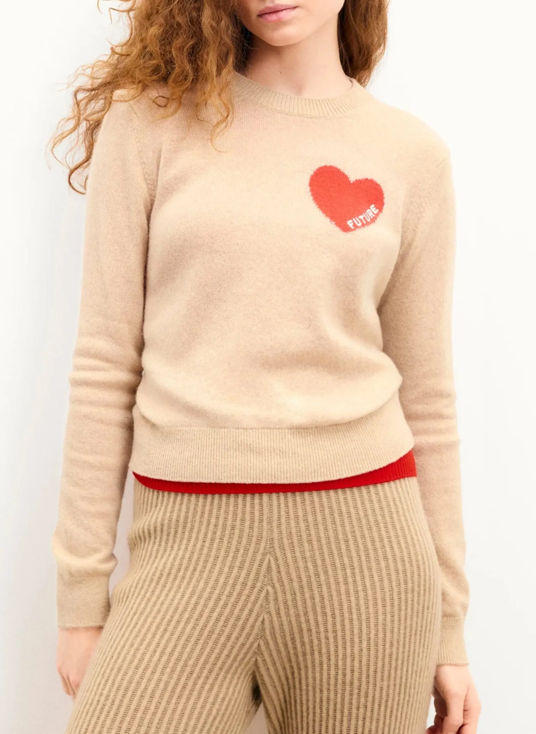 Anliegender Pullover mit Herz-Muster aus Kaschmir Beige