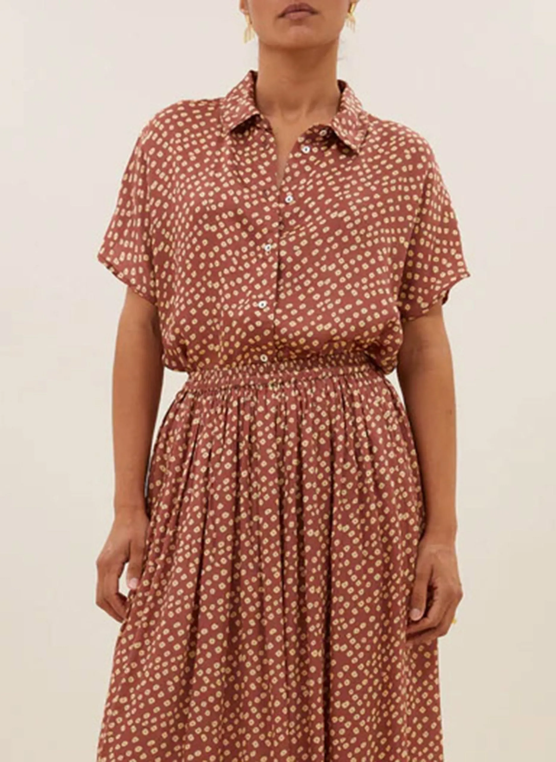 Ärmellose Bluse mit klassischem Kragen und Print Braun KARLY