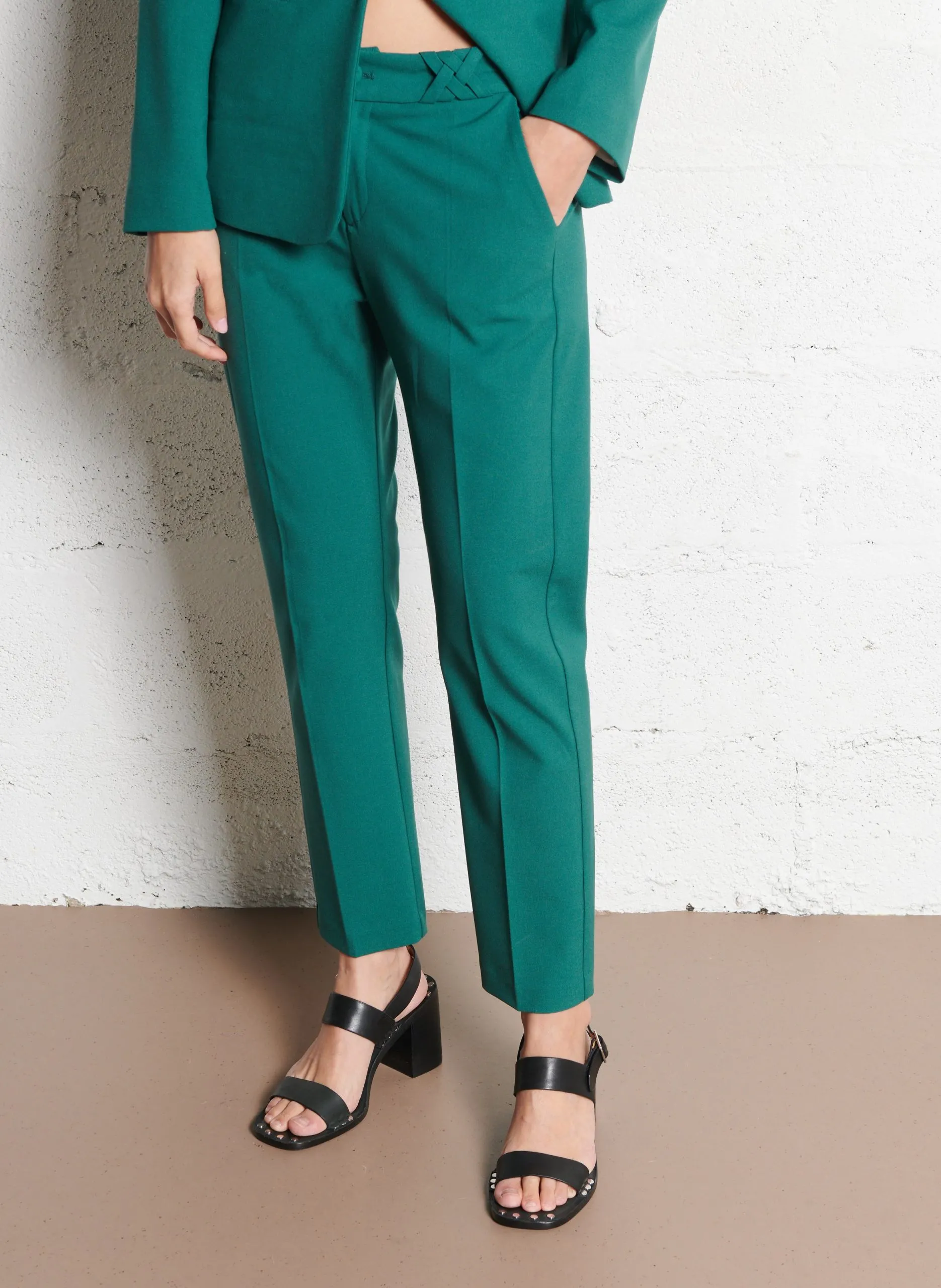 Schmale Hose mit Falten Grun