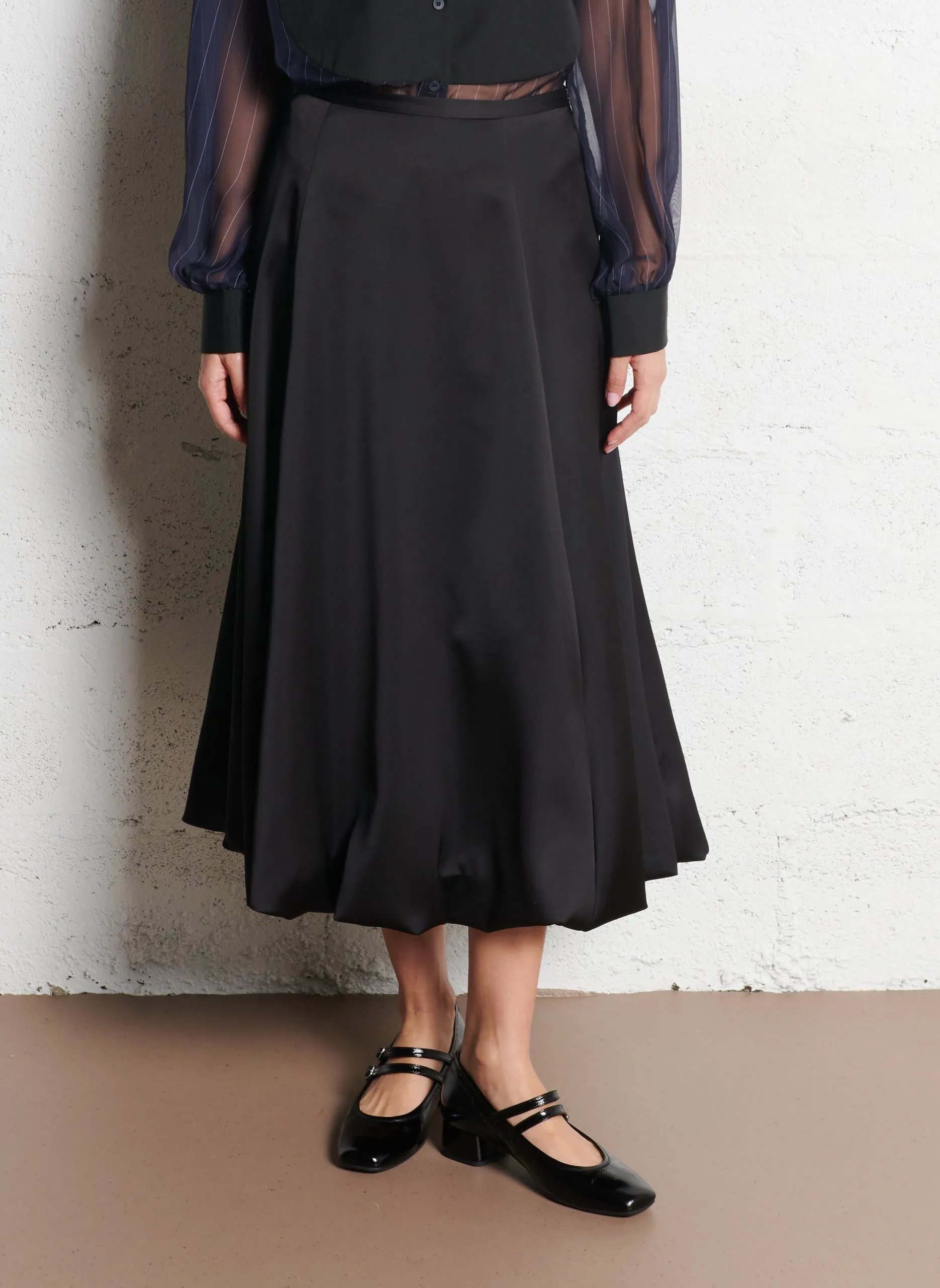 Weit geschnittener Satin-Midi-Rock Schwarz