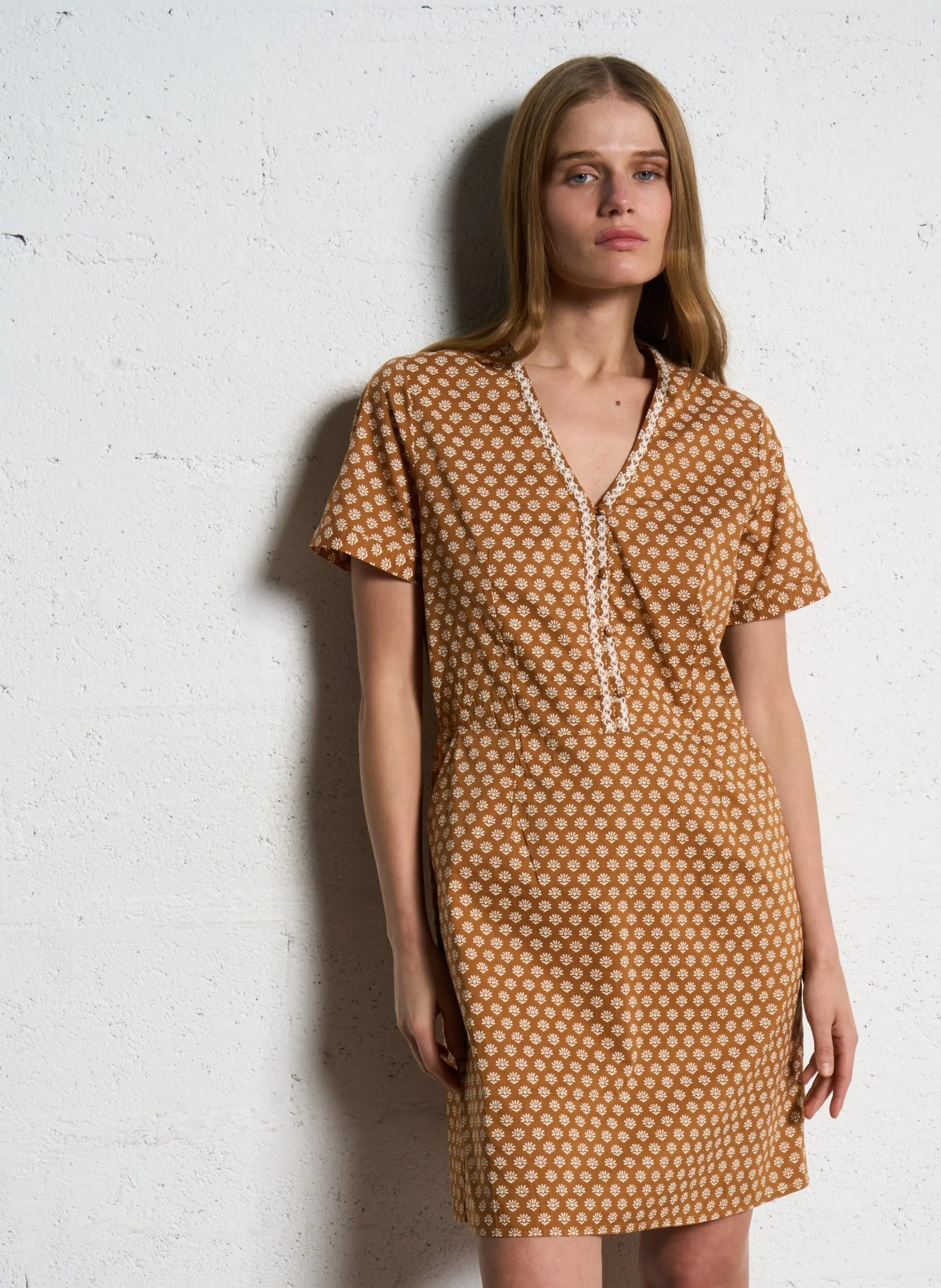 Ärmelloses bedrucktes Kleid Braun