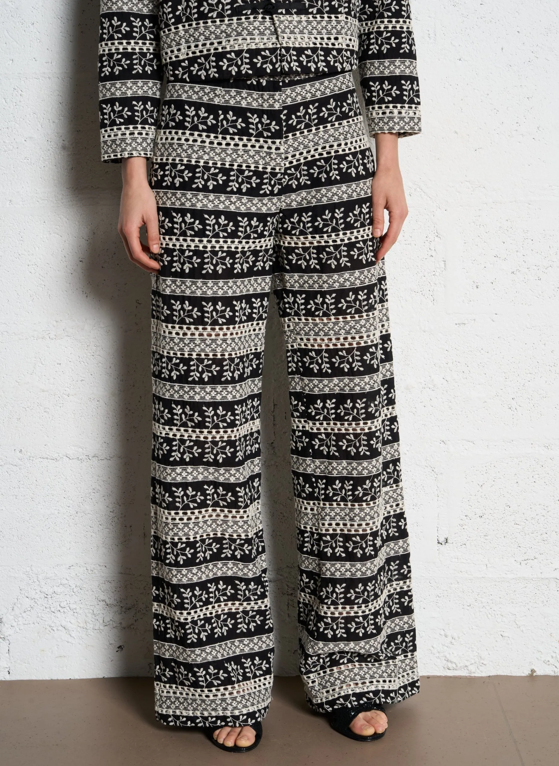 Gerade geschnittene bestickte Hose Schwarz BRUNO