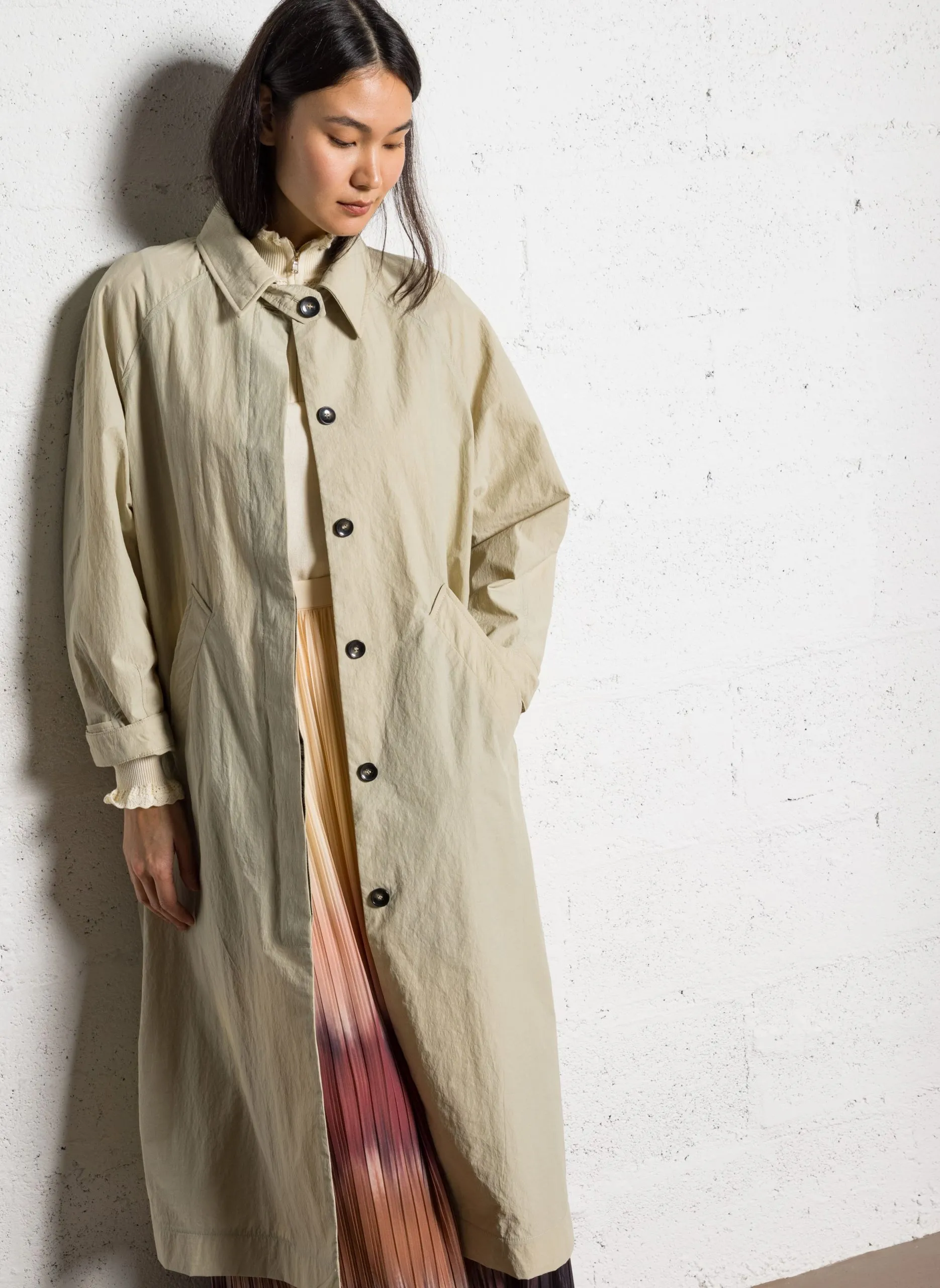 Weiter Mantel mit klassischem Kragen aus Wolle Grau AVEDON