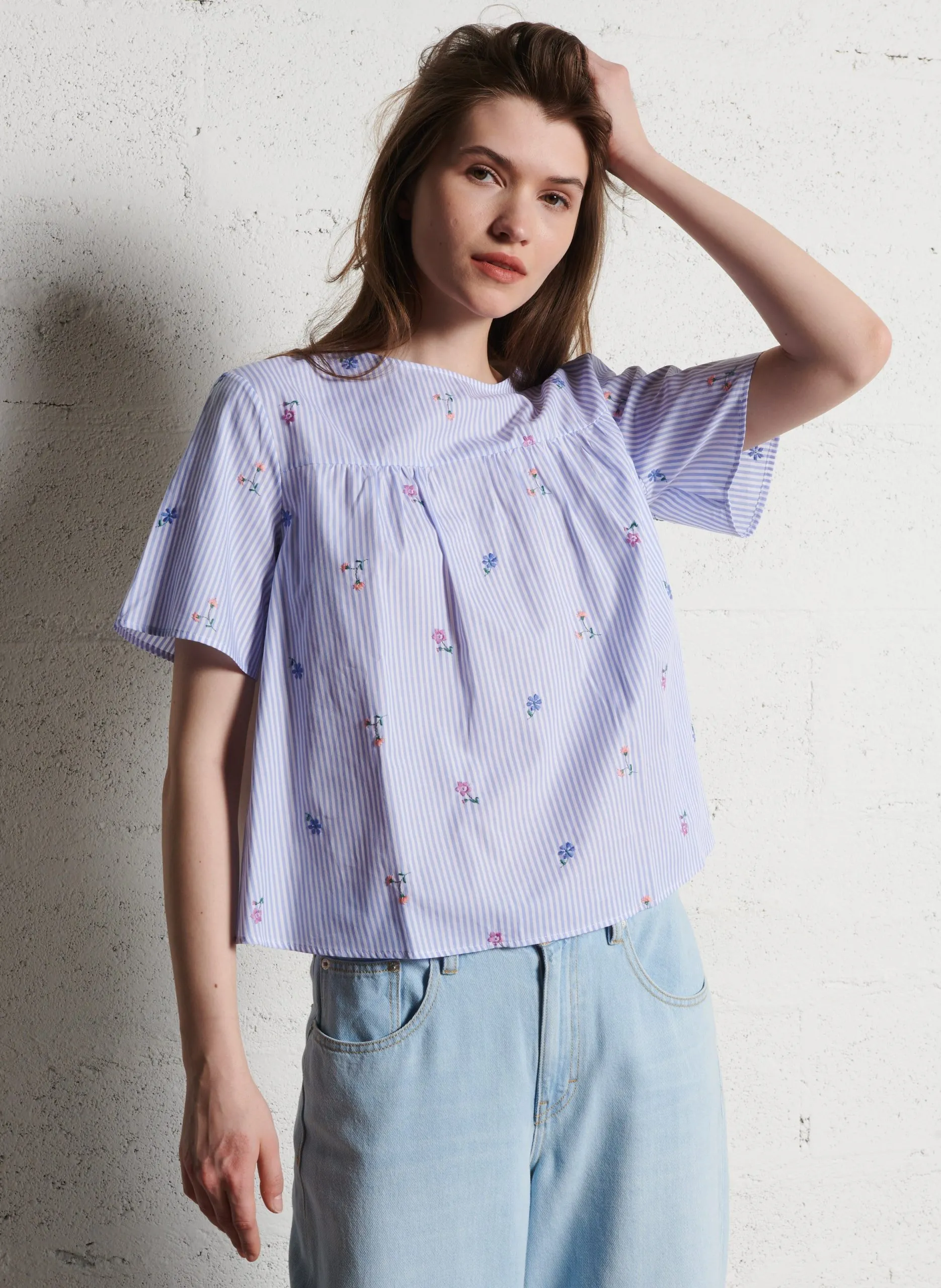 Gestreiftes Oberteil mit weitem Schnitt und Stickereien Blau EDITTA