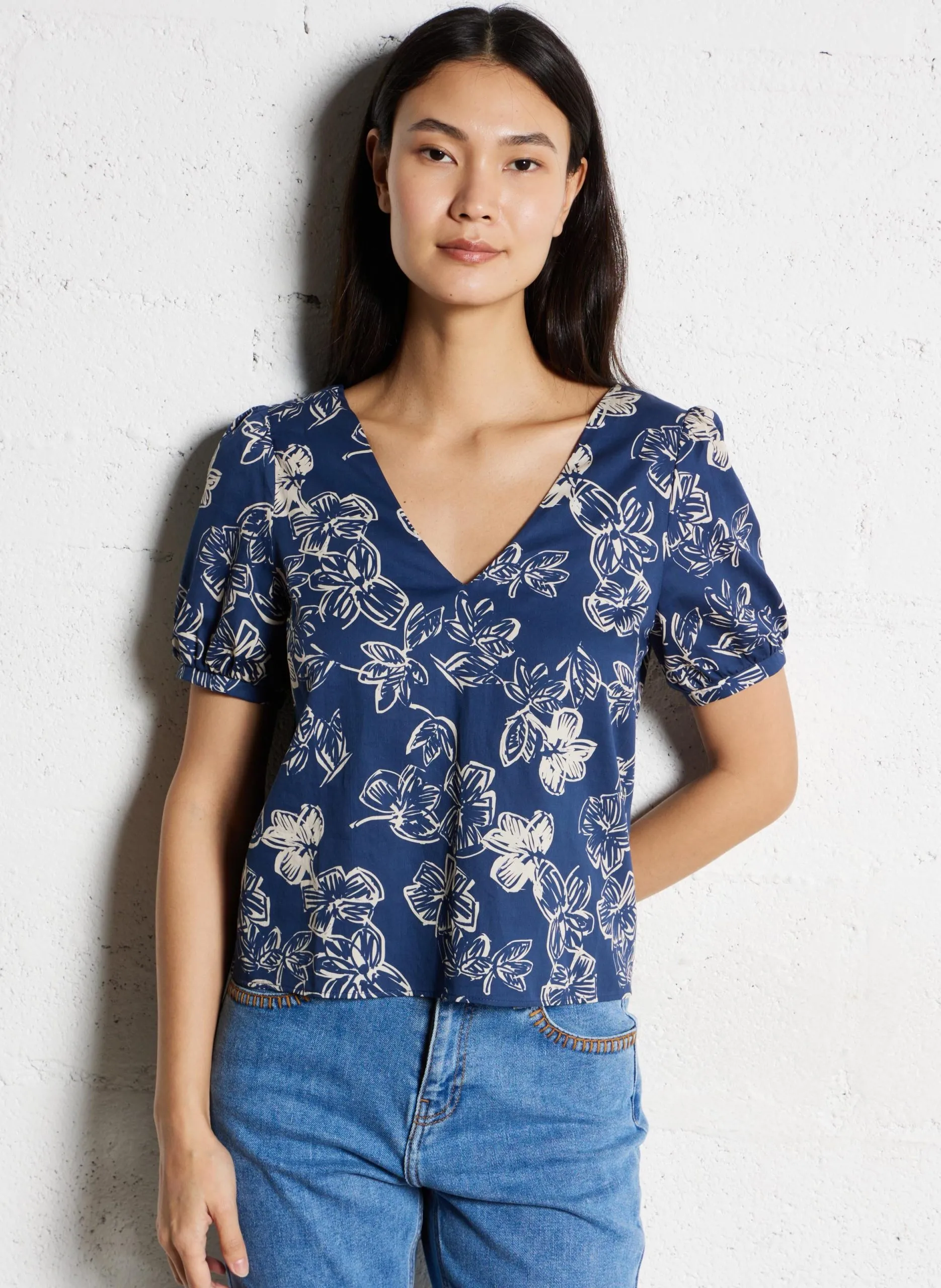 V-Ausschnitt-Top mit Blumendruck aus Baumwolle Blau