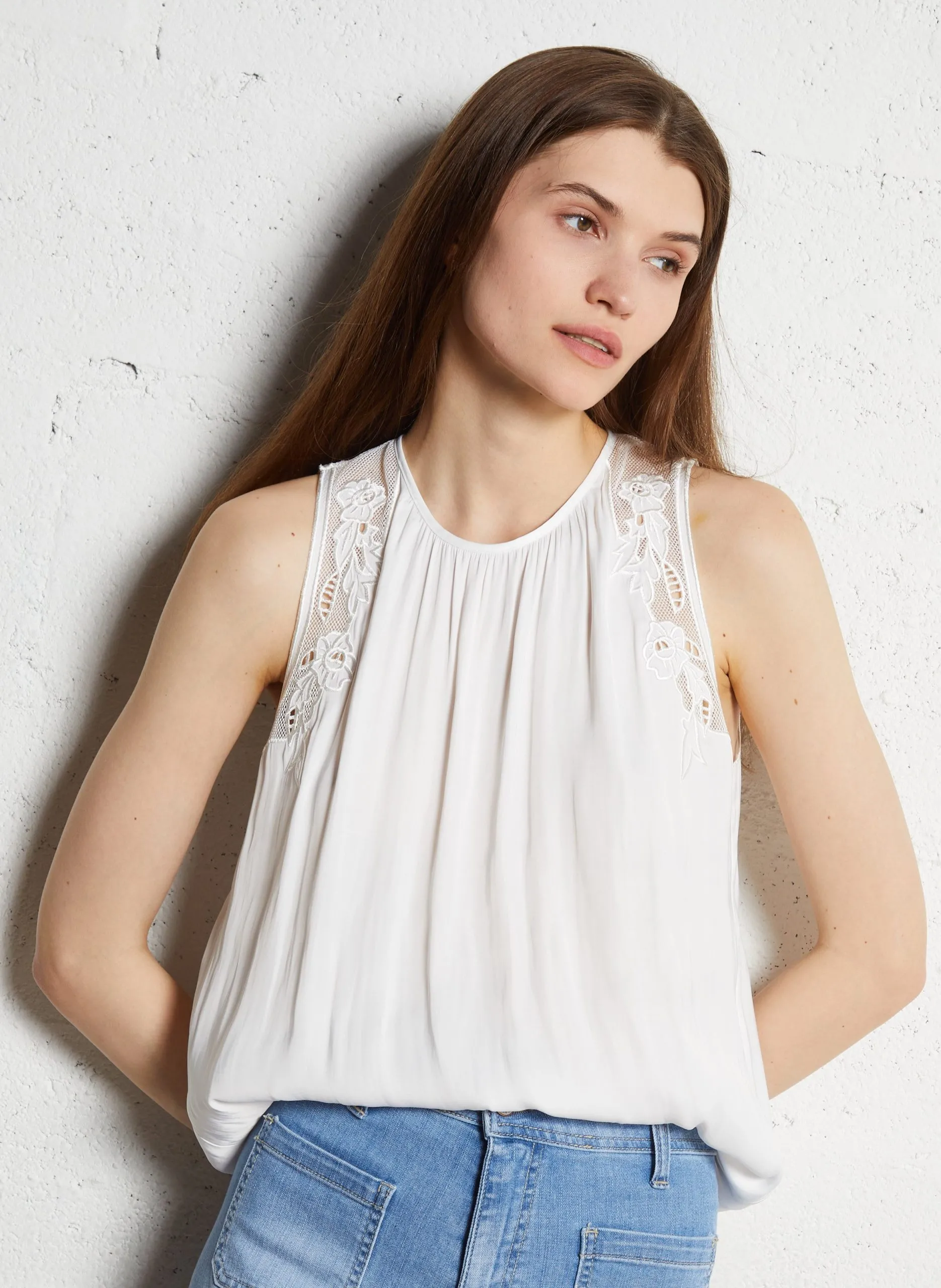 Ärmelloses Oberteil mit geradem Schnitt und Stickereien Weiss