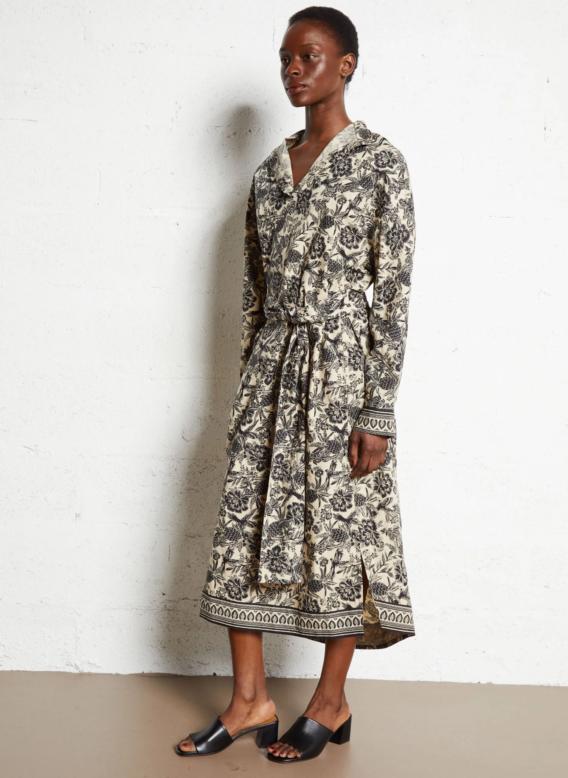 Langes Baumwollkleid mit Print Schwarz JULLIANI