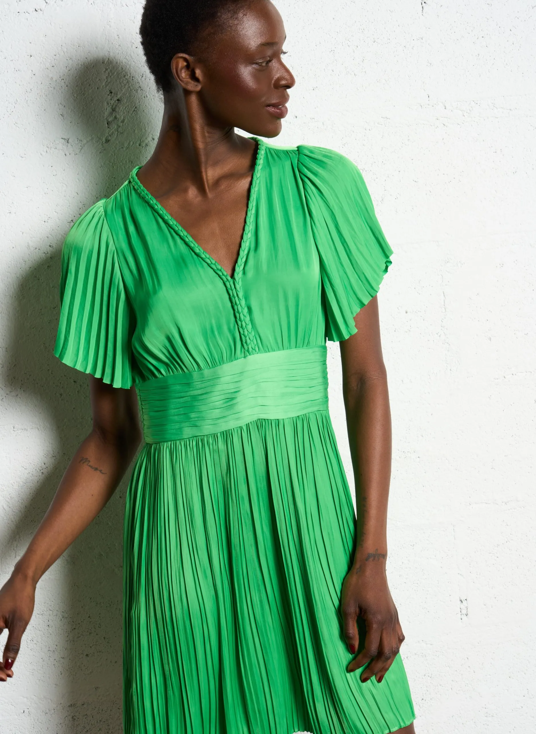 Geknittertes kurzes Satinkleid Grun