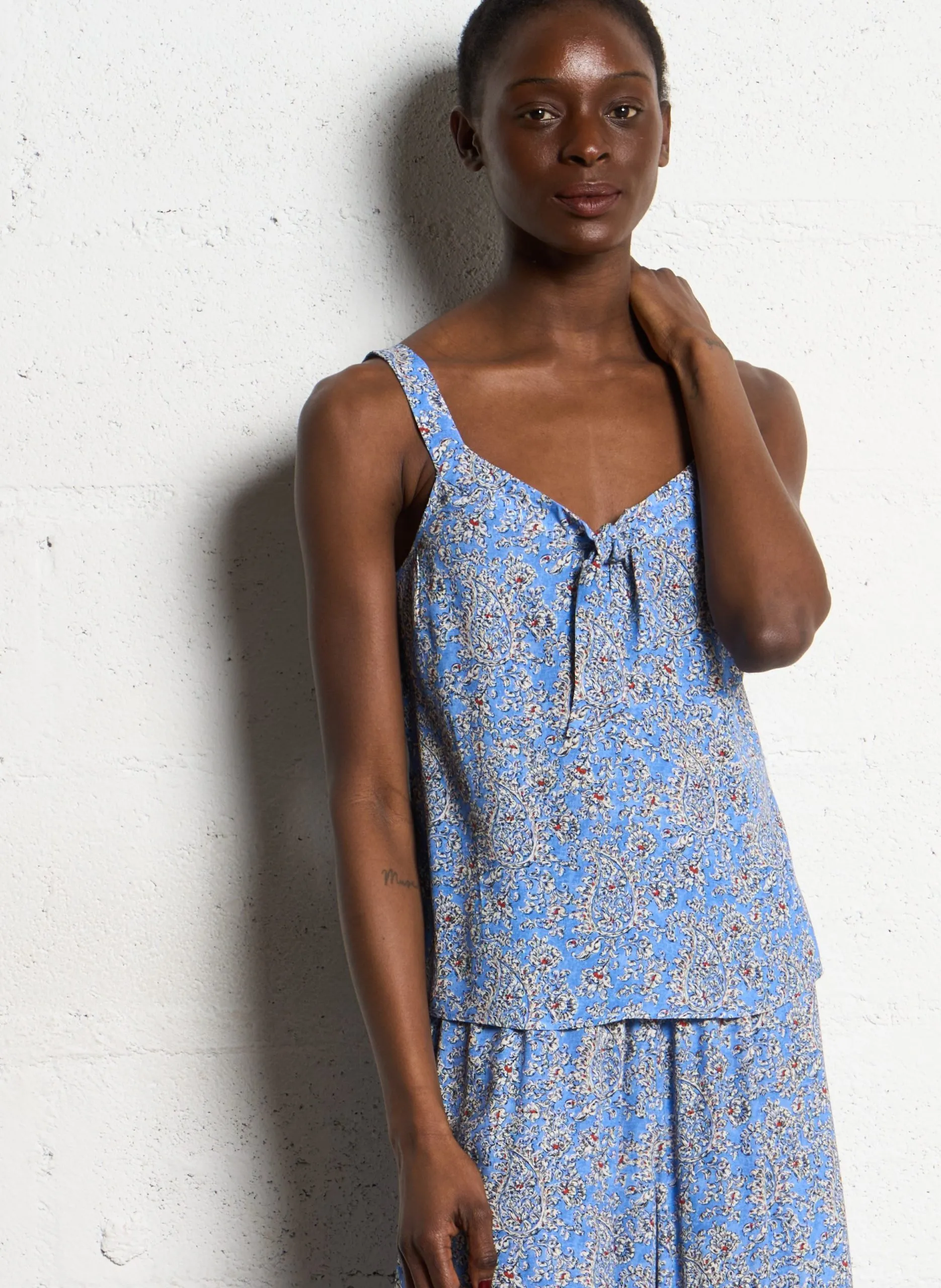 Ärmelloses Top mit V-Ausschnitt und Aufdruck Blau