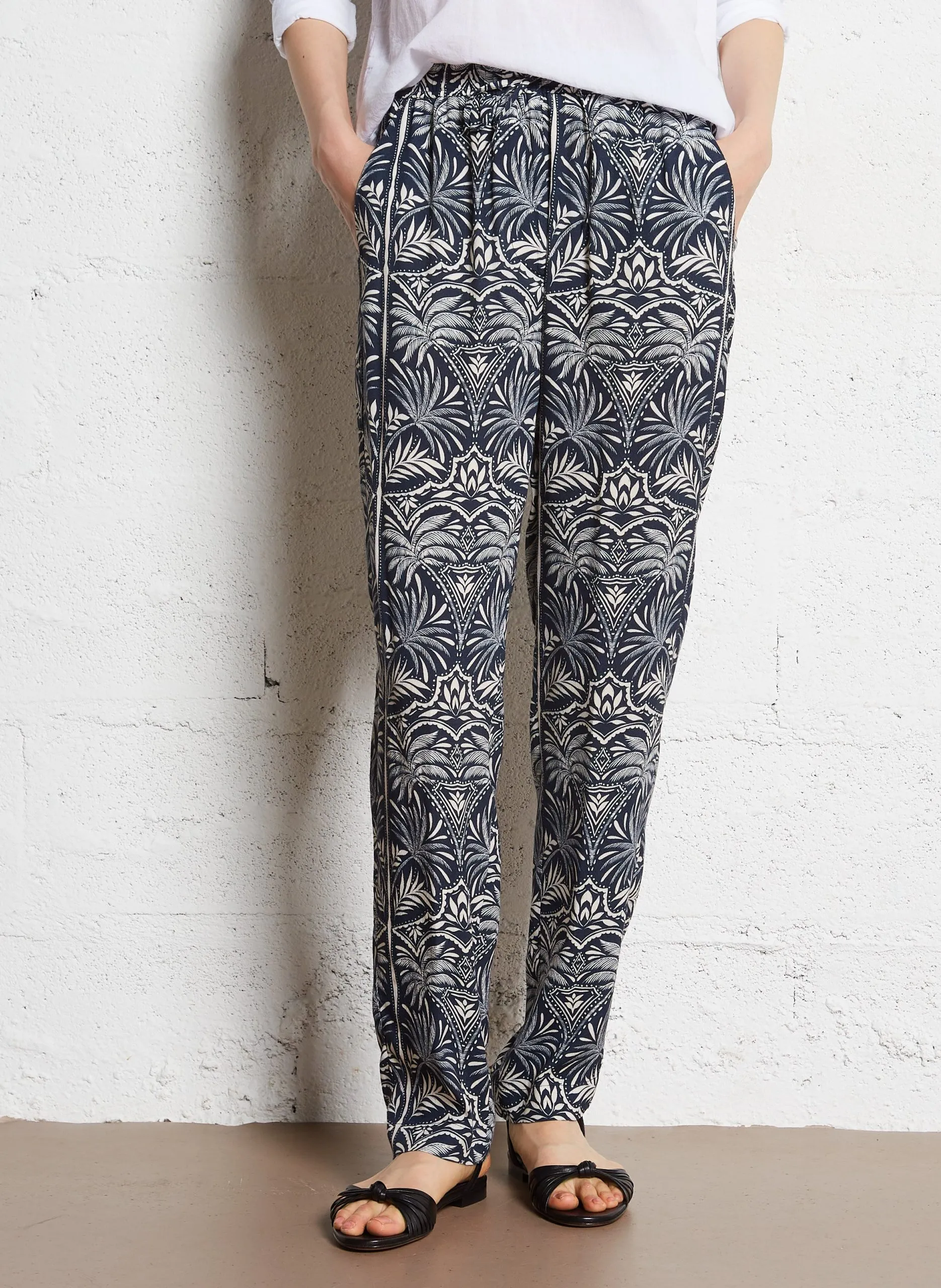 Gerade geschnittene Hose mit Pflanzenmuster Blau PERLINE