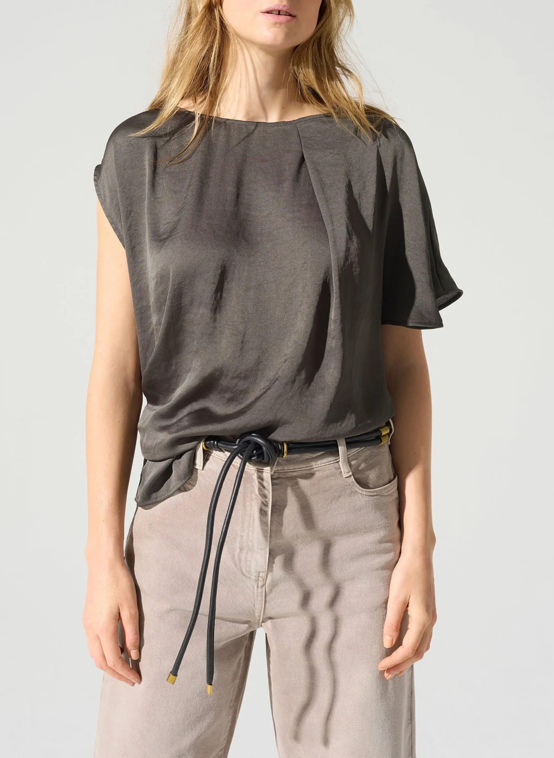 Fließendes asymmetrisches Top Schwarz