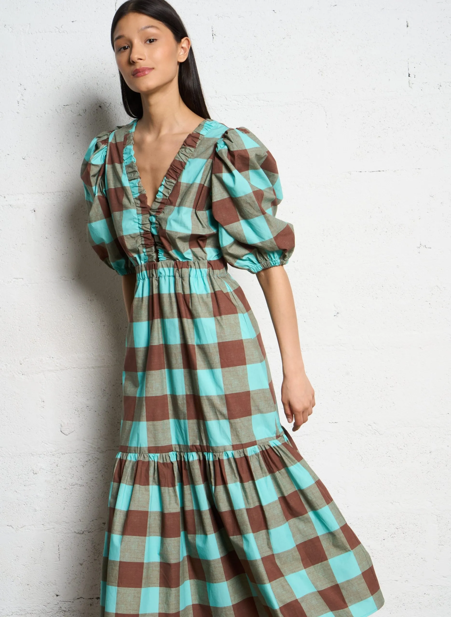 Langes, tailliertes Kleid mit V-Ausschnitt aus Baumwolle Braun JOY