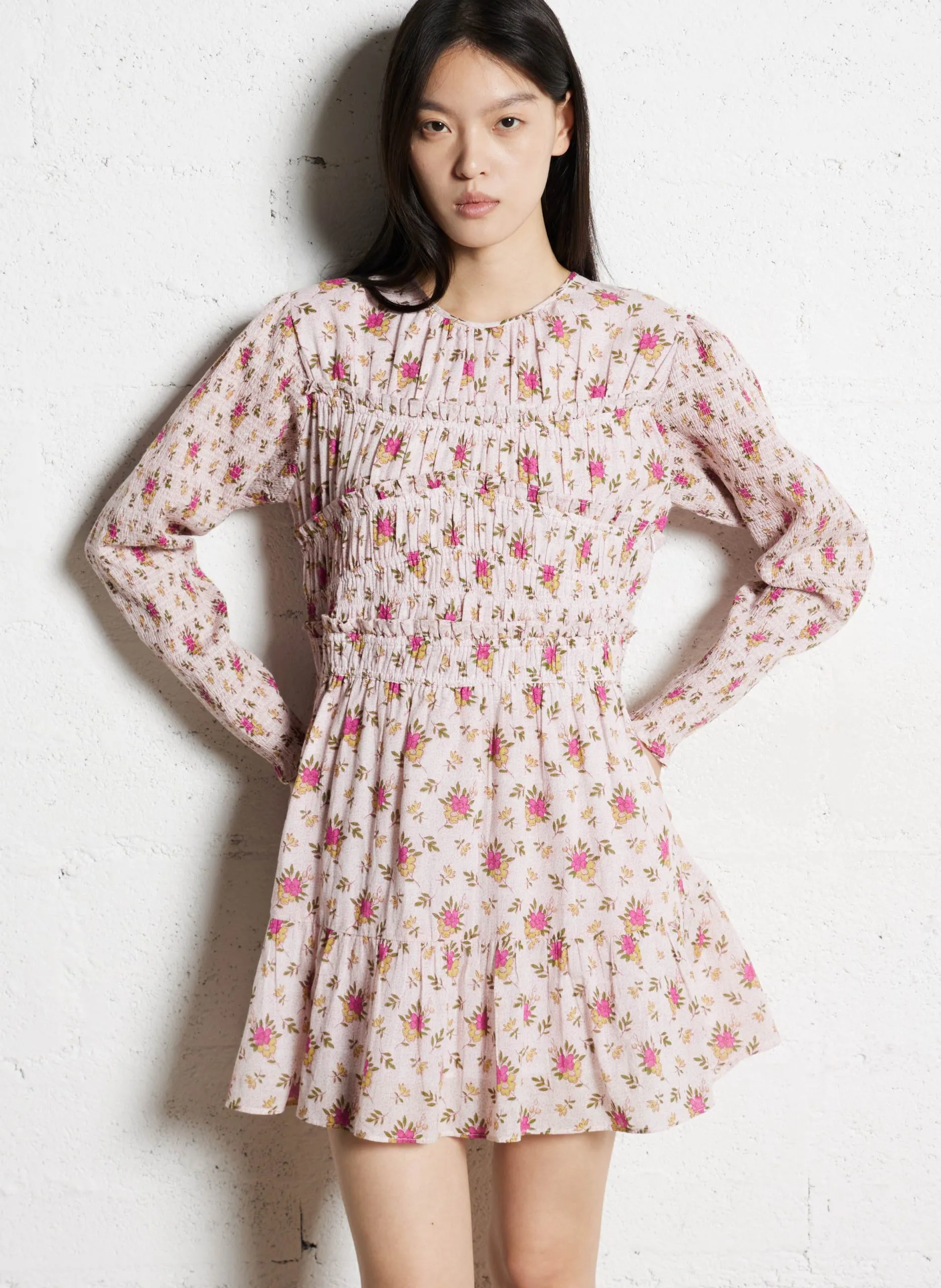 Kurzes Kleid mit langen Ärmeln und Blumenmuster Rosa PADA