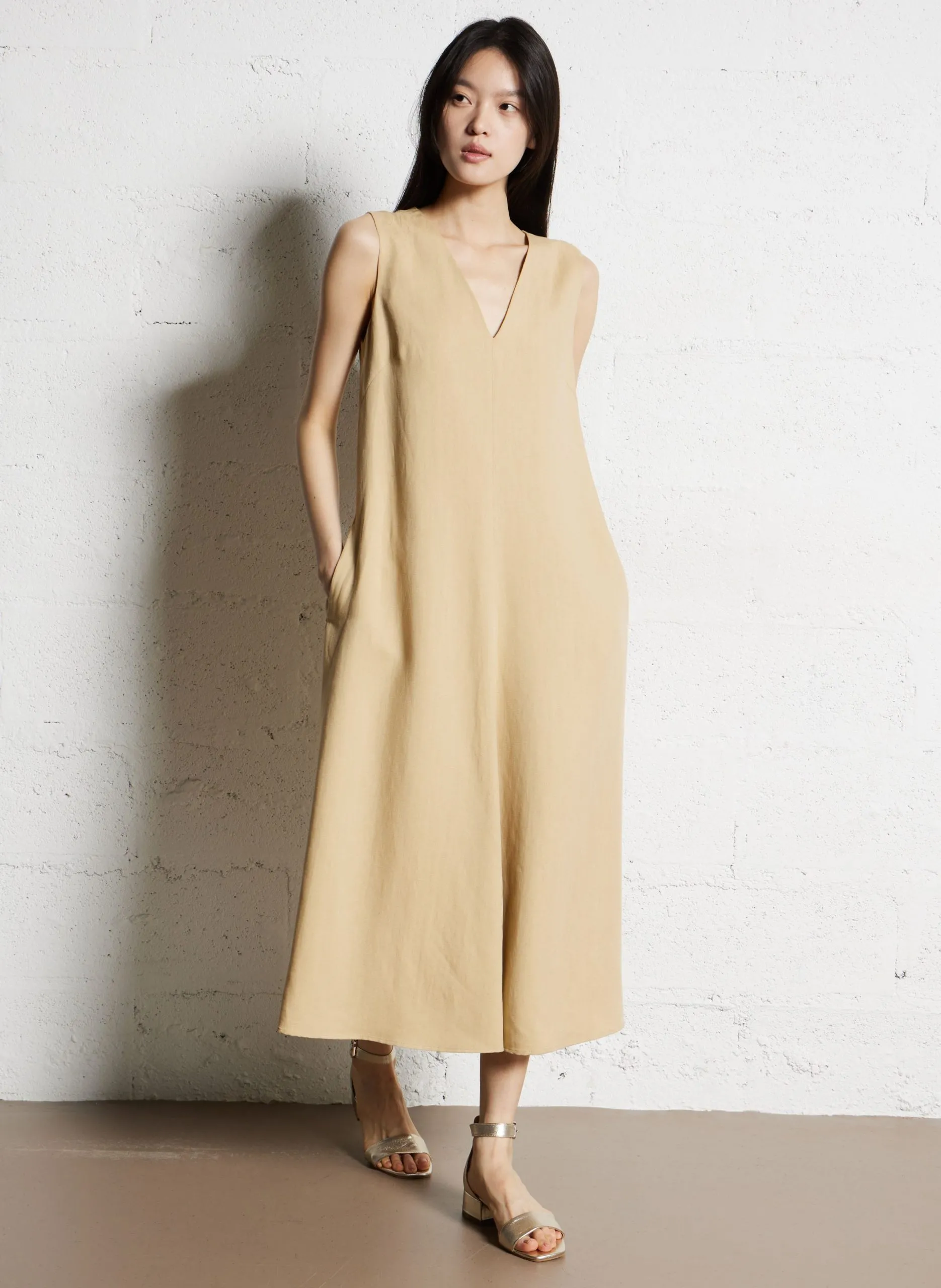 Midi-Kleid ohne Ärmel mit V-Ausschnitt Beige EGOISTA