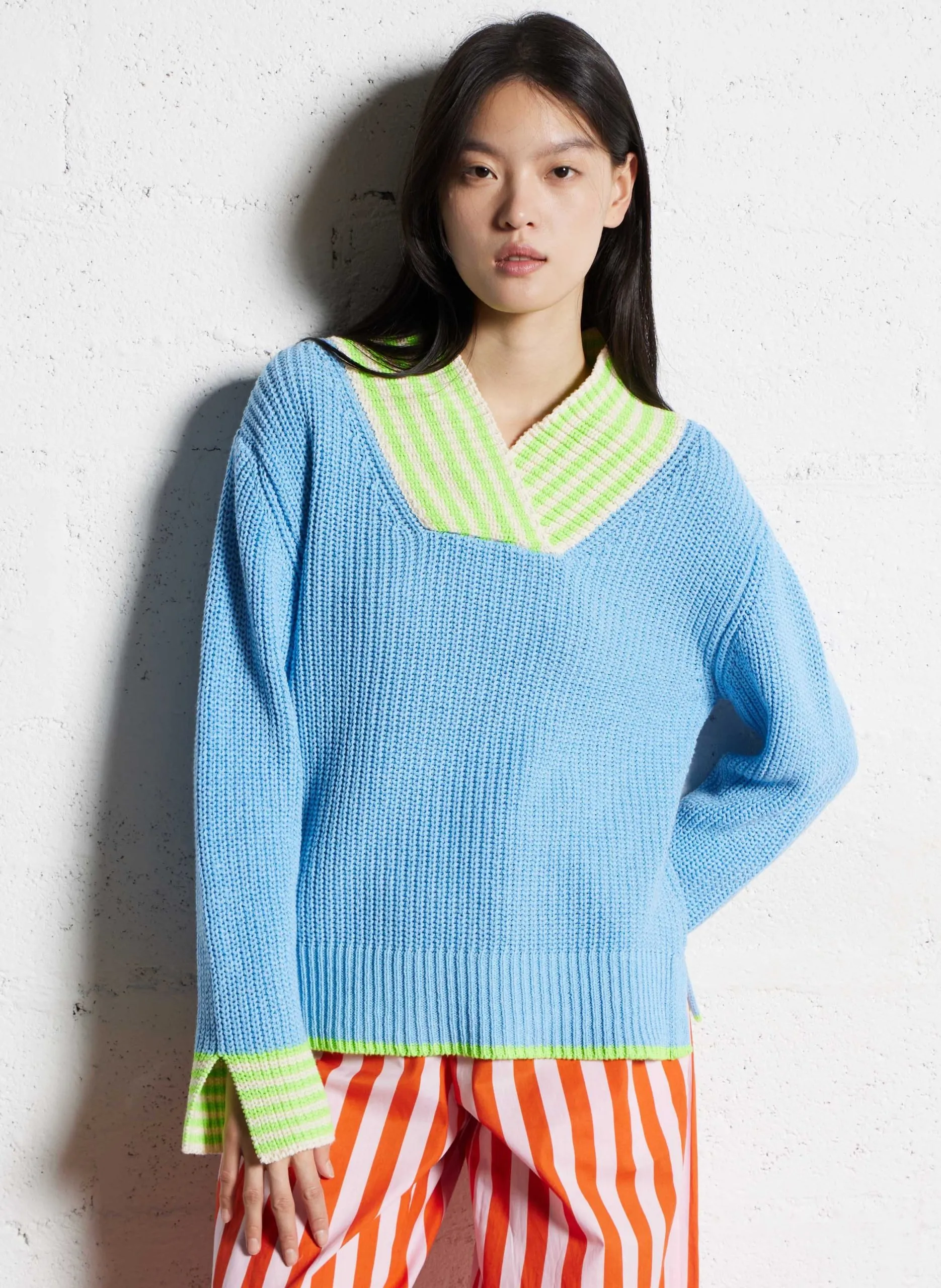 Gerade geschnittener Pullover aus Baumwoll-Mix mit V-Ausschnitt Blau MARINERO