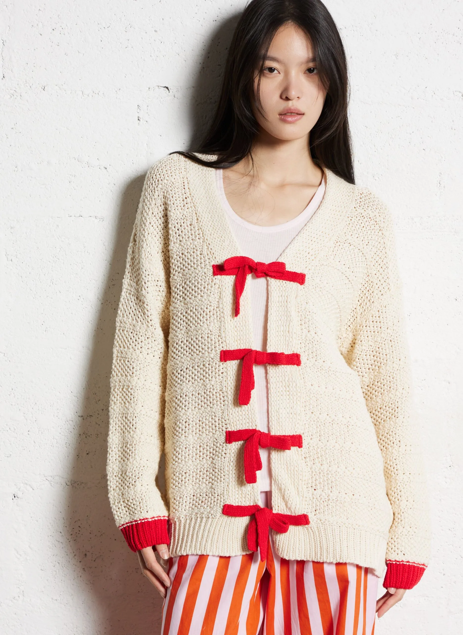 Gerade geschnittene Strickjacke aus Baumwoll-Mix mit V-Ausschnitt Beige TRAMONTANA