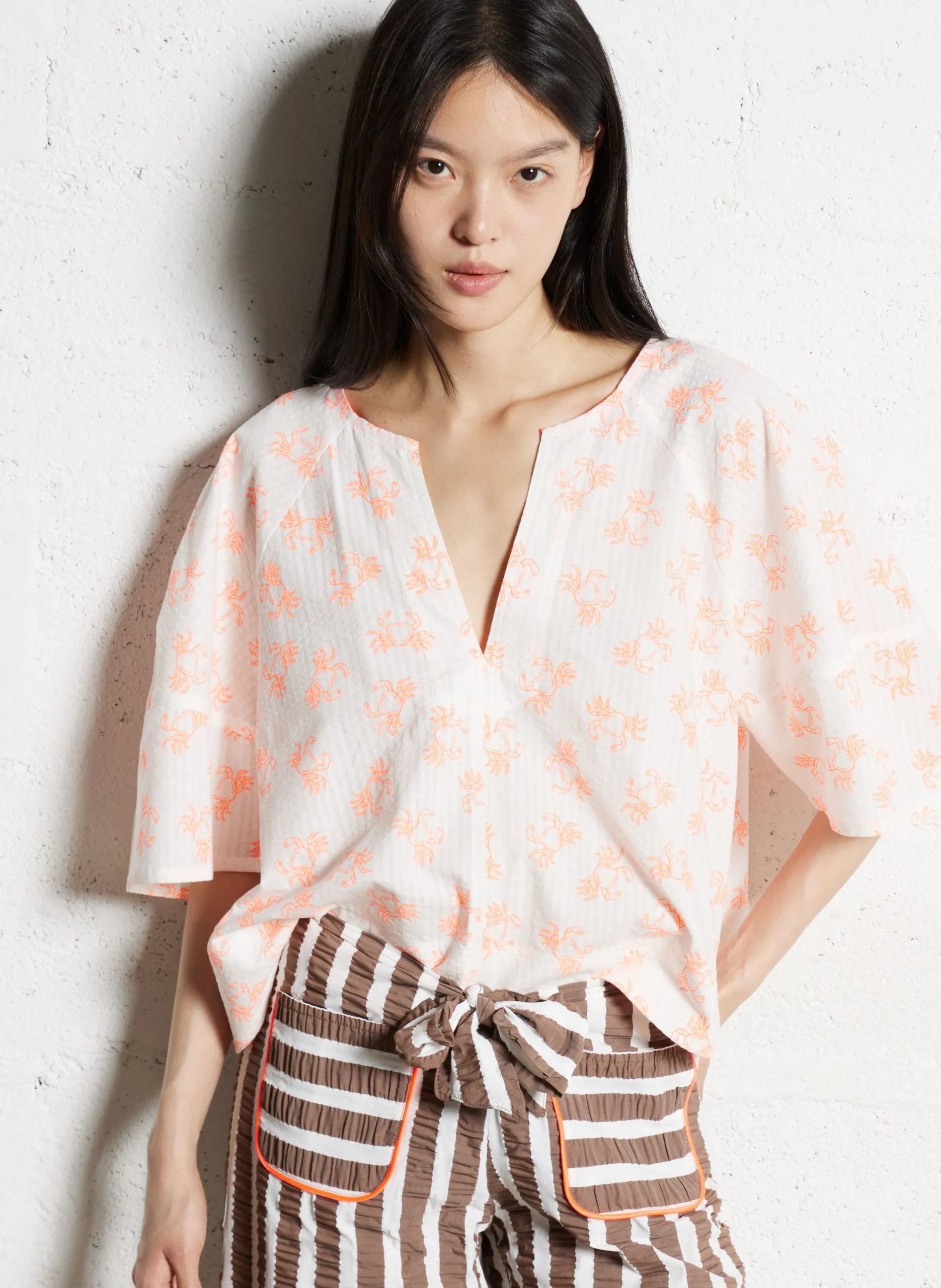 Weites V-Ausschnitt-Top mit Muster Orange SOPLO