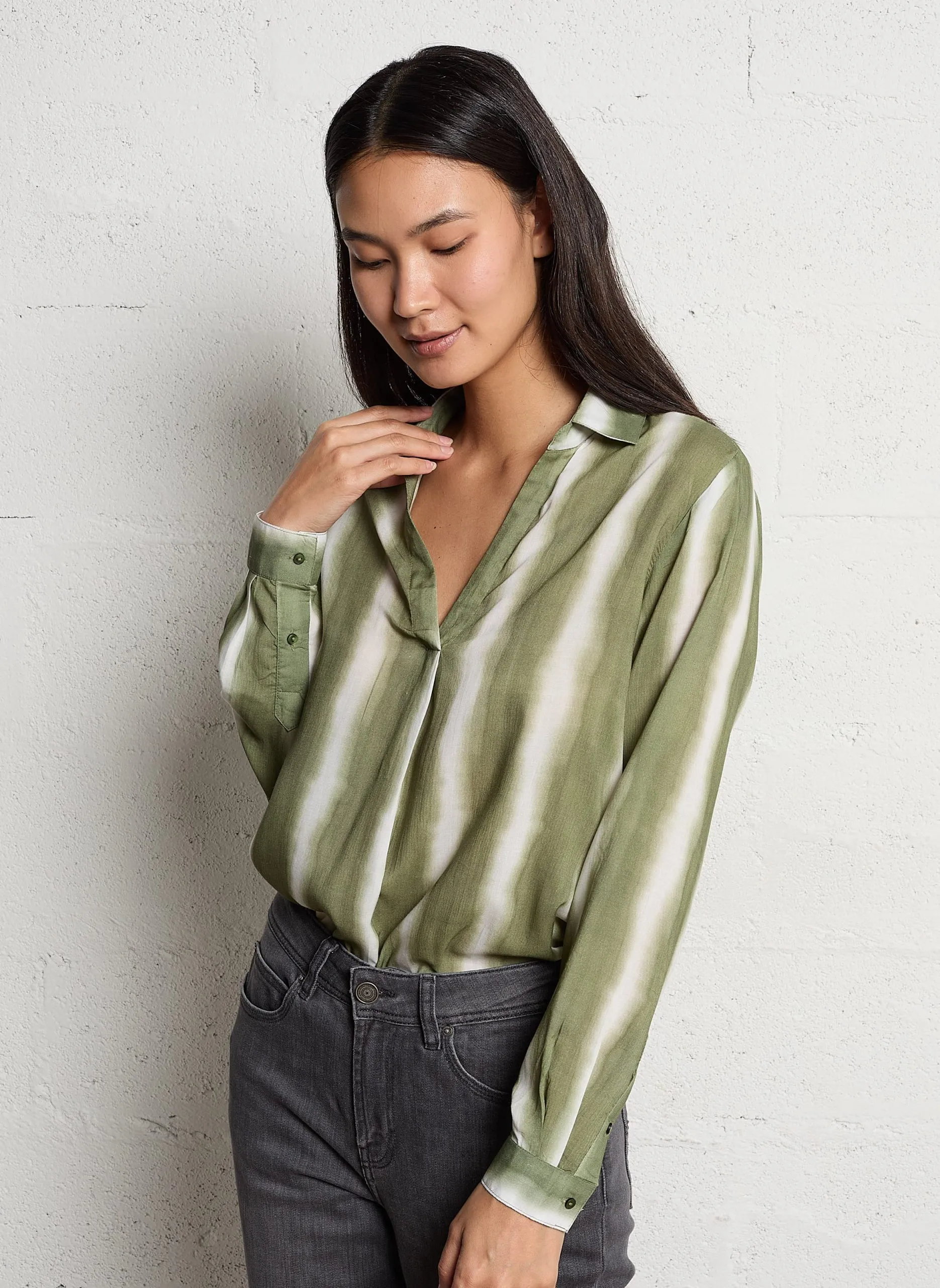 Ärmellose Bluse mit klassischem Kragen und Print Grun TAVALINE