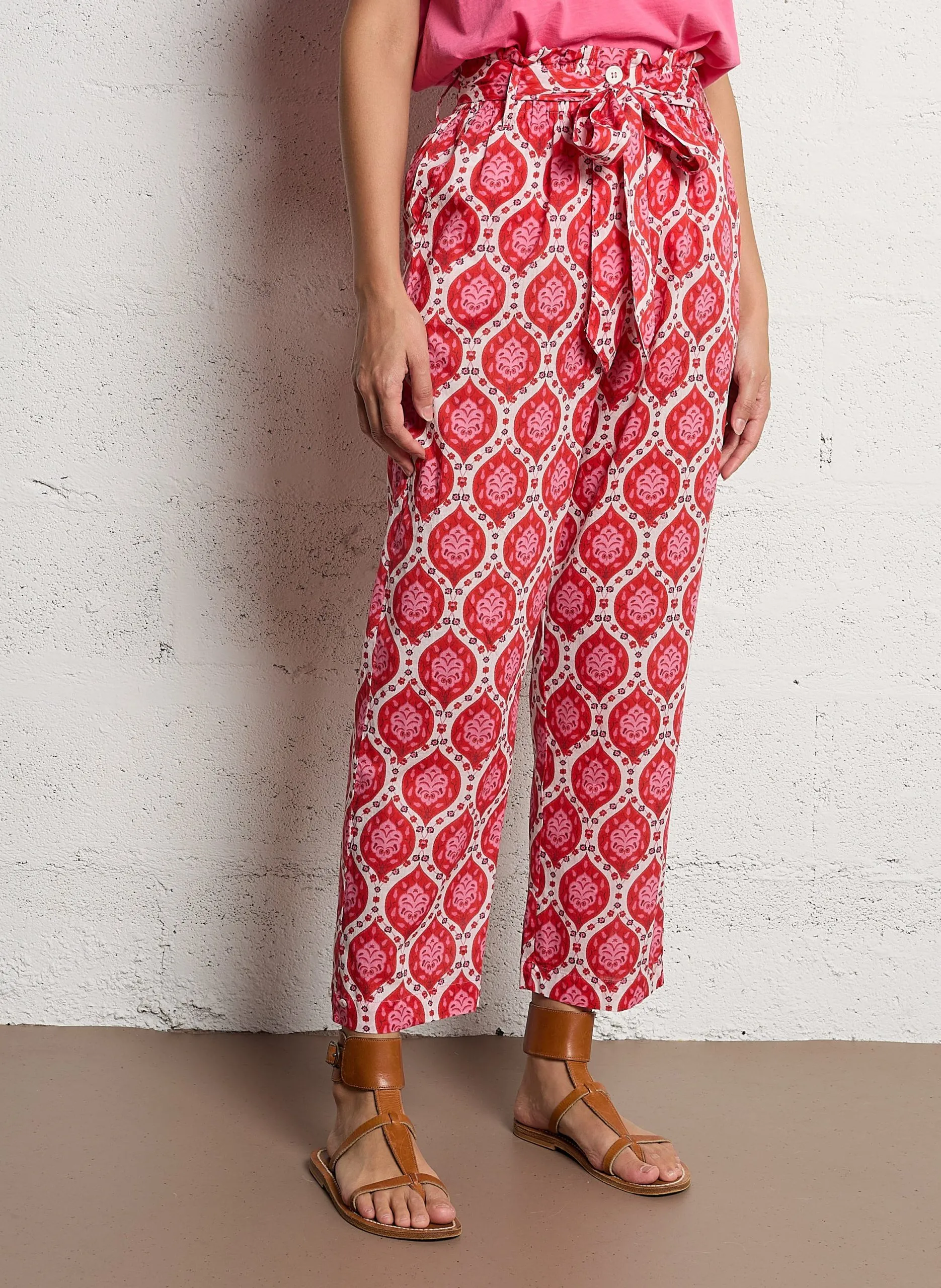 Hoch taillierte Hose mit gemustertem Gürtel Rot PIERRE