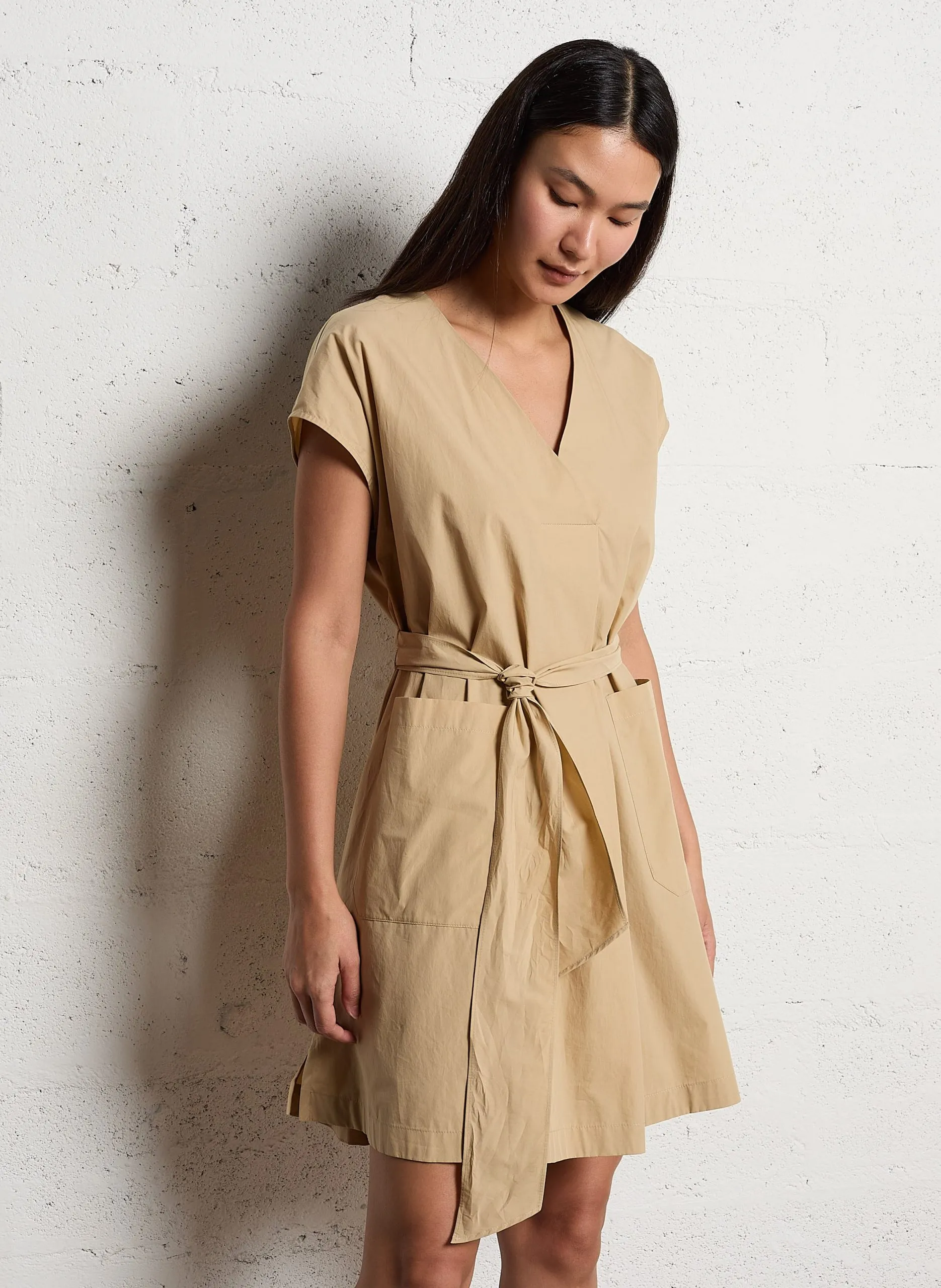 Gerade geschnittenes kurzes Kleid mit Gürtel und Falten Beige MITICO