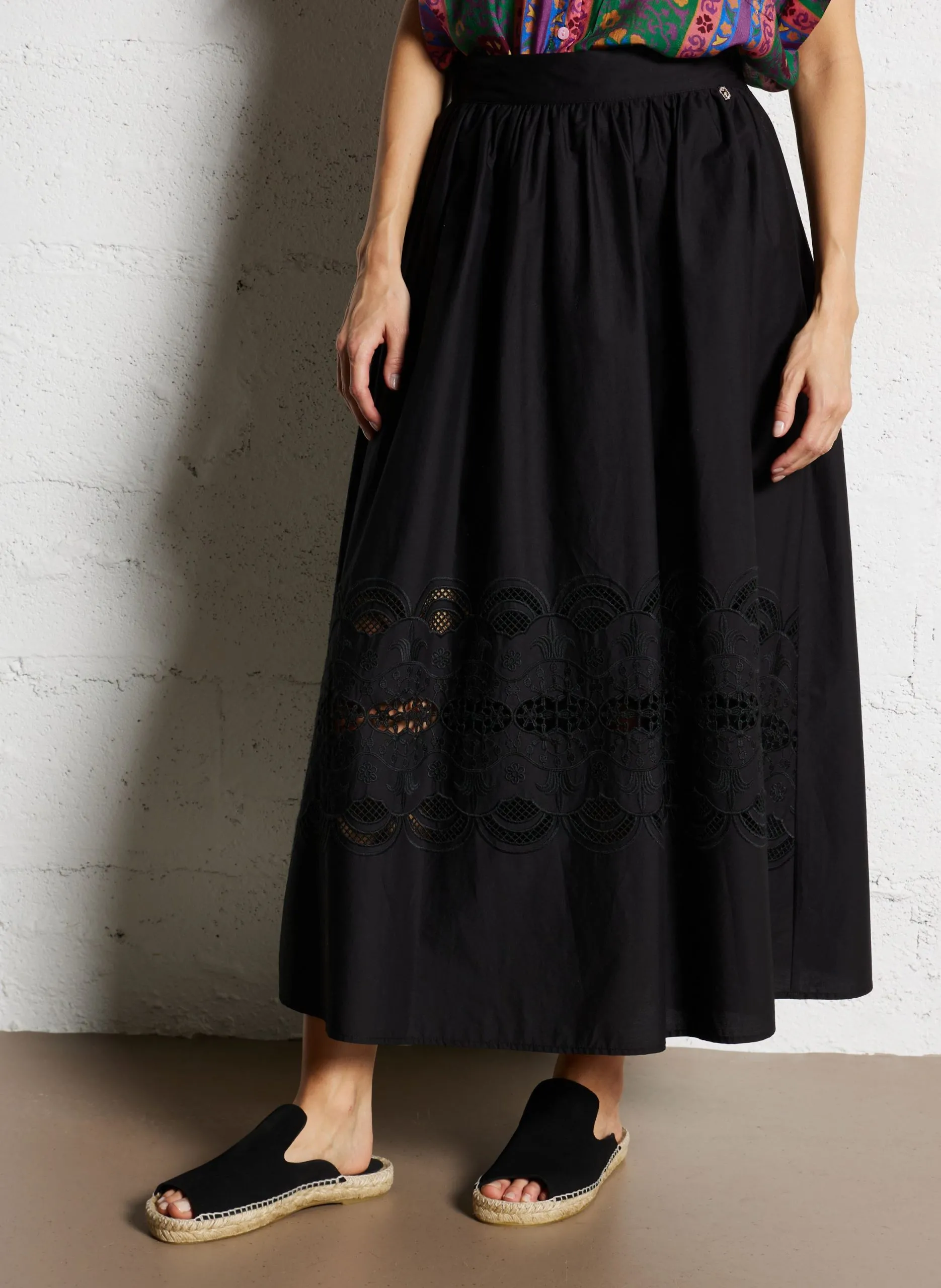 Langer Baumwollrock mit Stickerei Schwarz