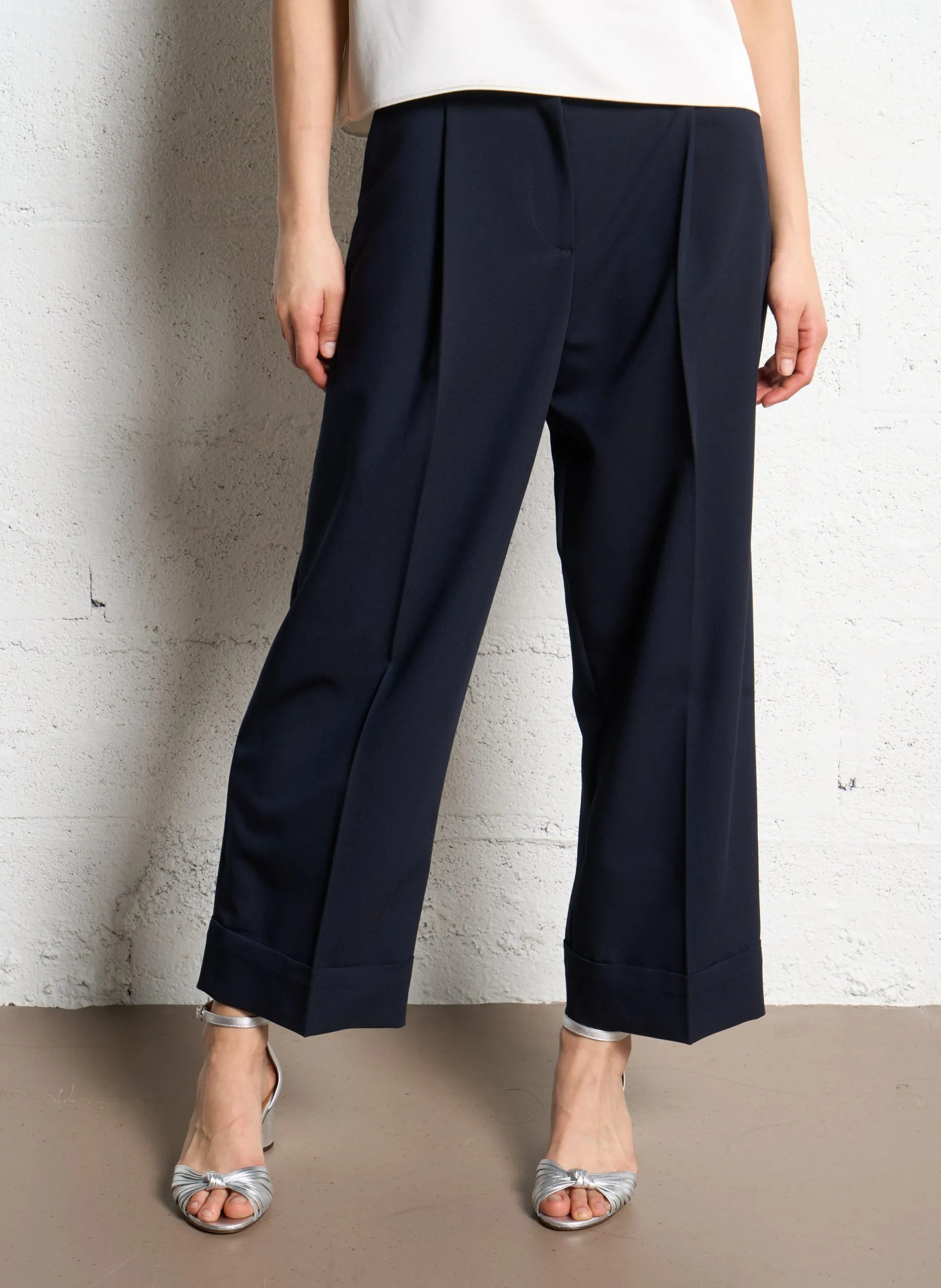 Weite Hose mit Bügelfalten Blau