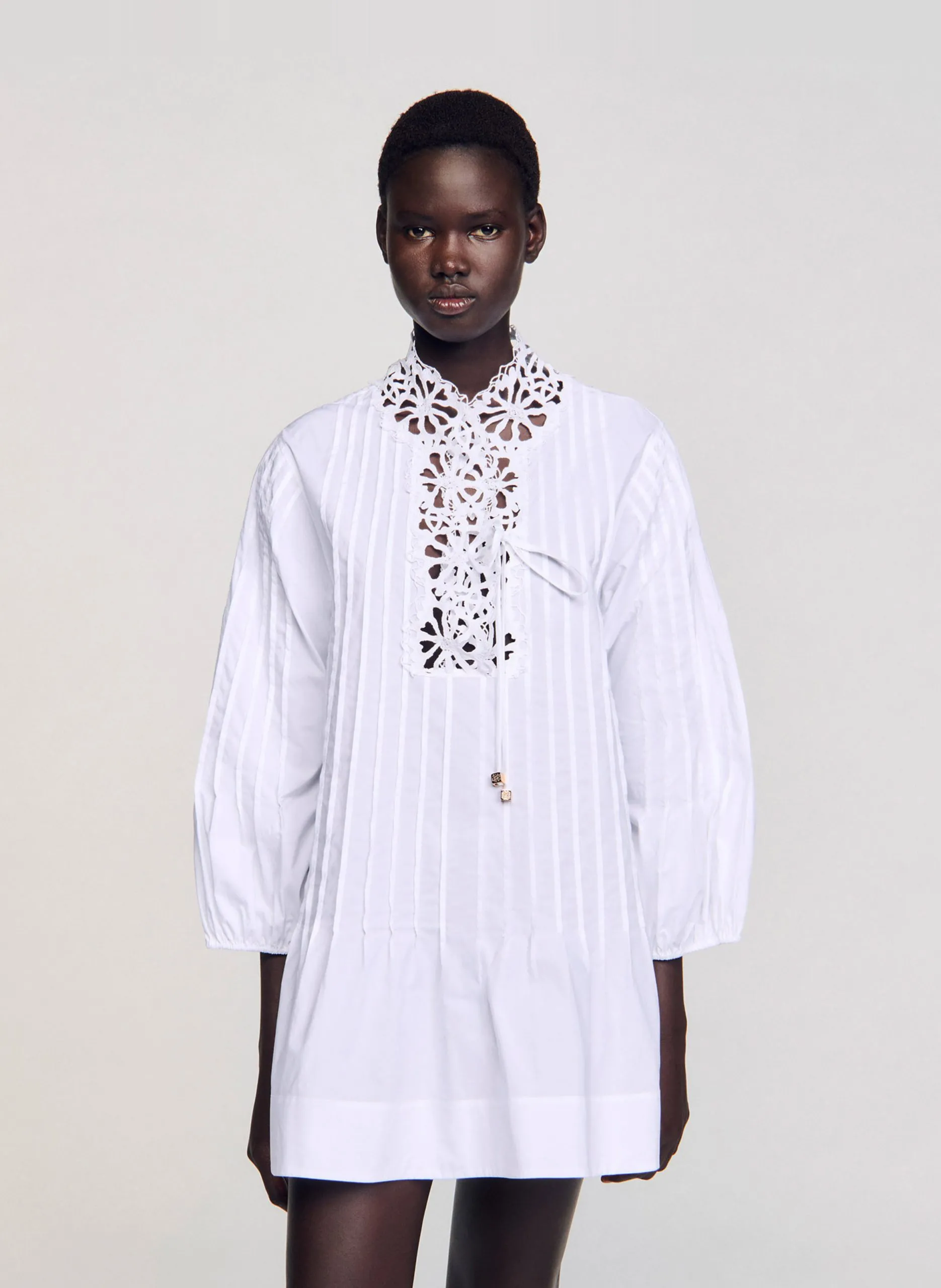 - Schmale Träger zum Binden - Ringerrücken - Weiter Schnitt - Raffung - 100 % Baumwolle - Gefüttert - Rückenhöhe: 94 cm. Weiss