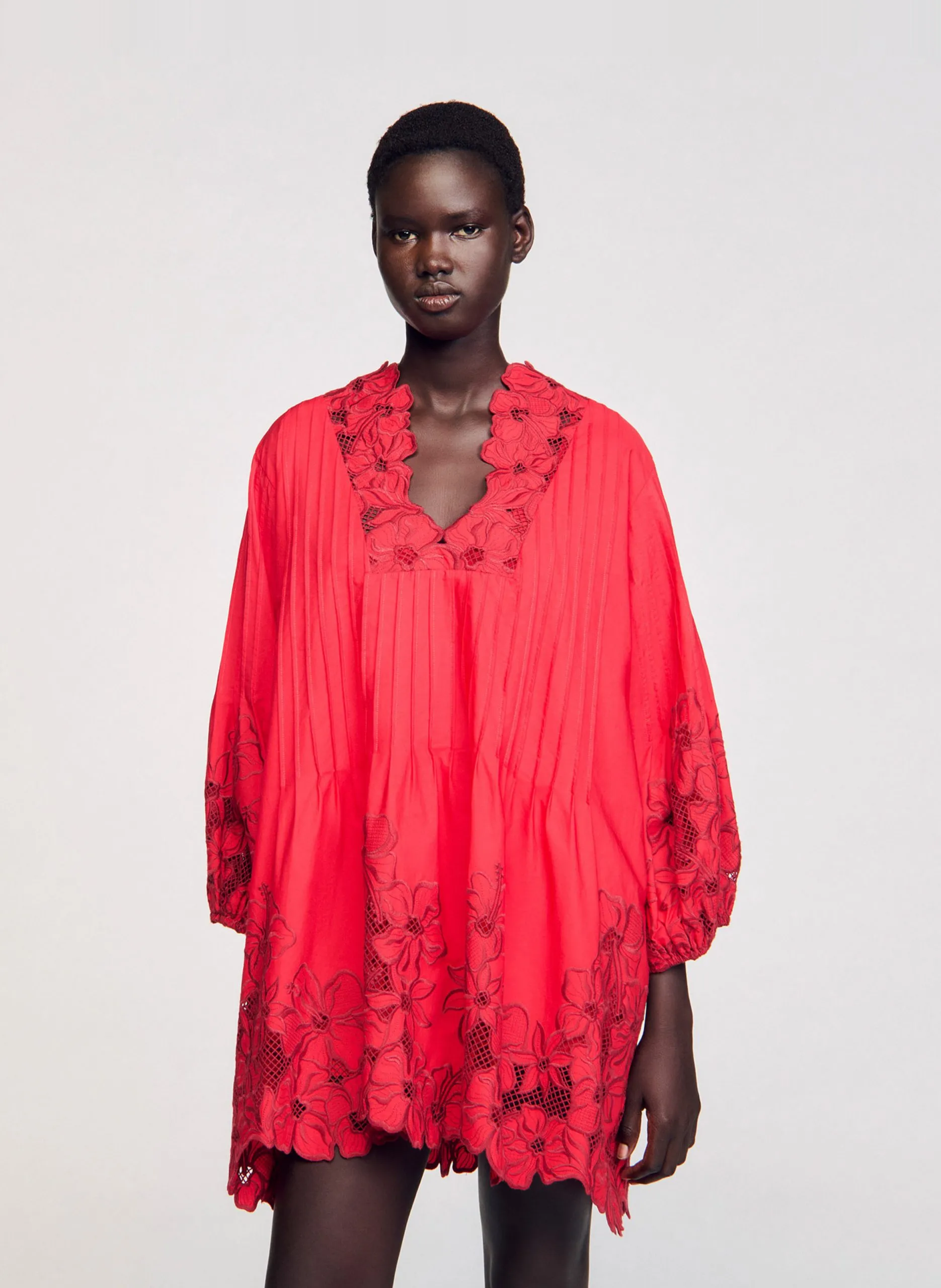 Weit geschnittenes Kleid mit 3/4-Ärmeln und Blumenmuster Rot