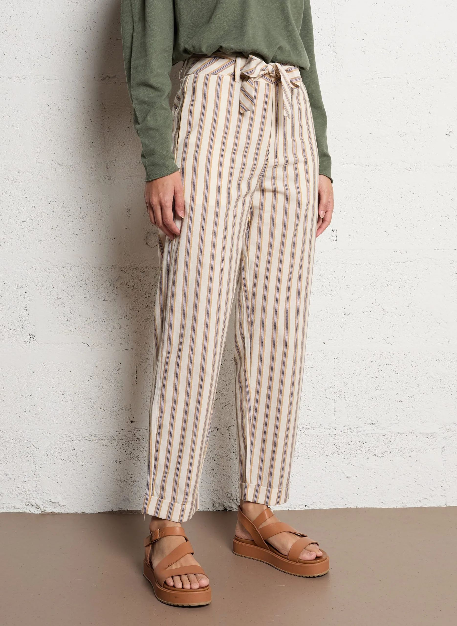 Gerade geschnittene Streifenhose mit Gürtel Weiss