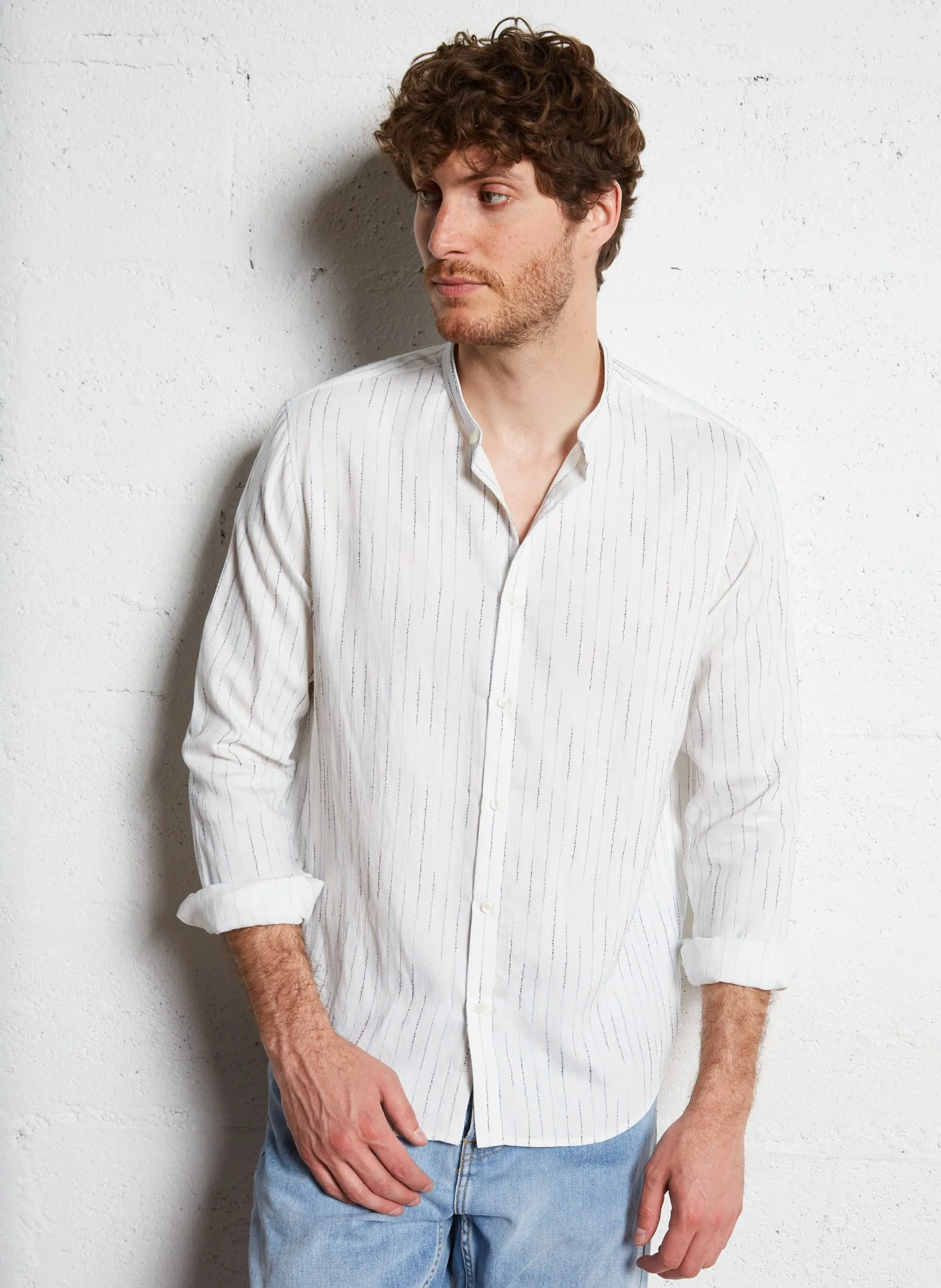 Rundhalsausschnitt-Hemd mit gestreiften Stickereien Blau