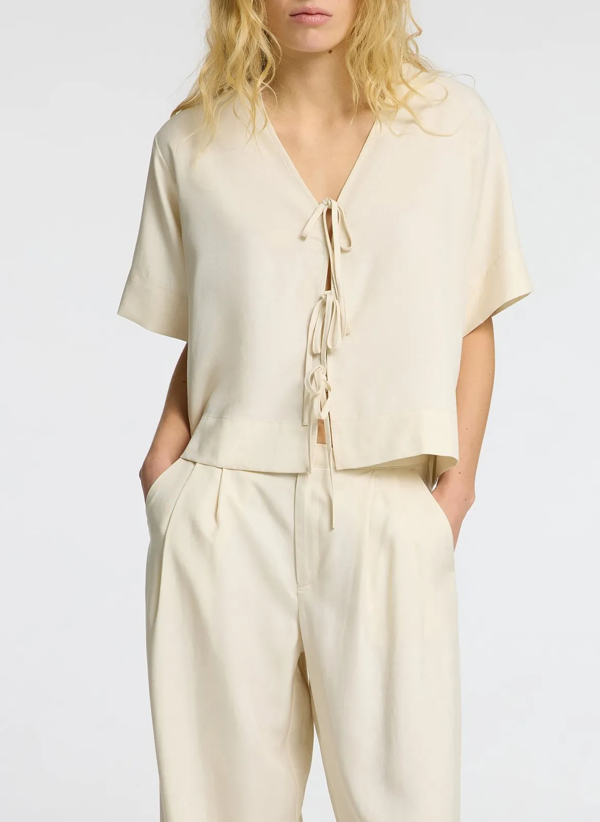 Bluse mit V-Ausschnitt Beige NATUK
