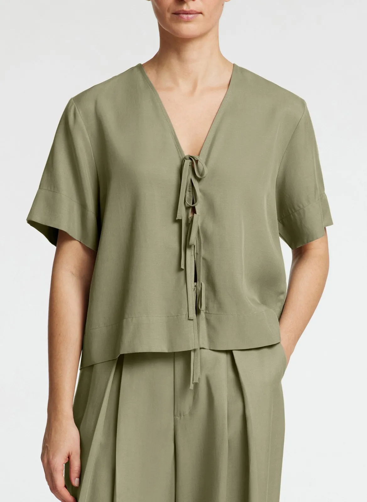 Bluse mit V-Ausschnitt Grau NATUK