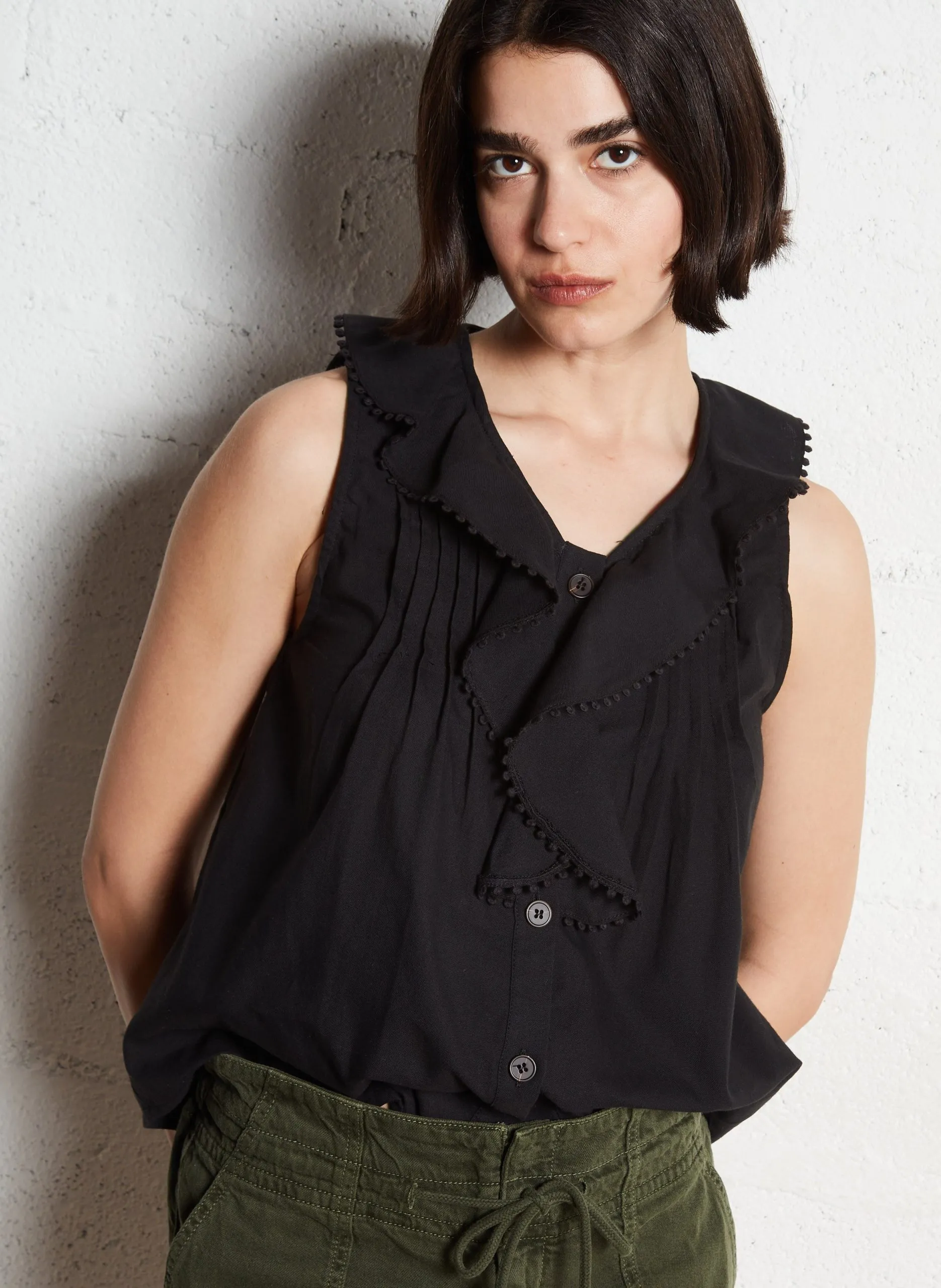 Ärmelloses Top mit Rüschenkragen Schwarz