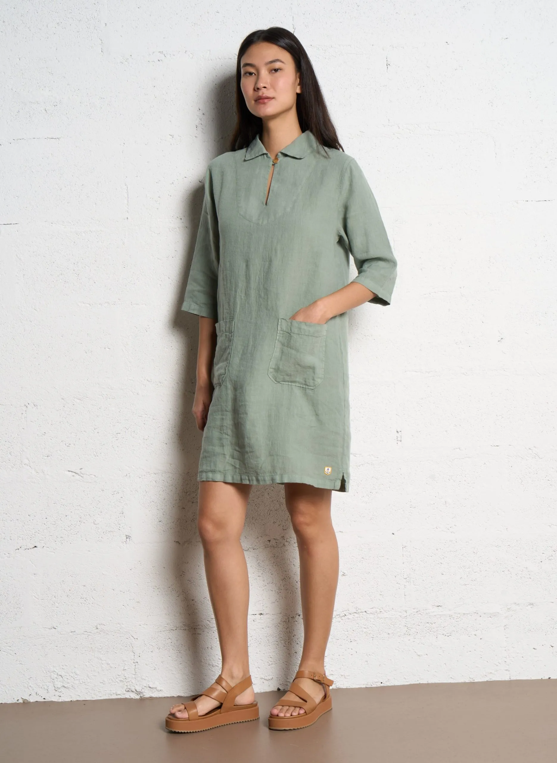 Gerade geschnittenes Leinenkleid mit klassischem Kragen Khaki