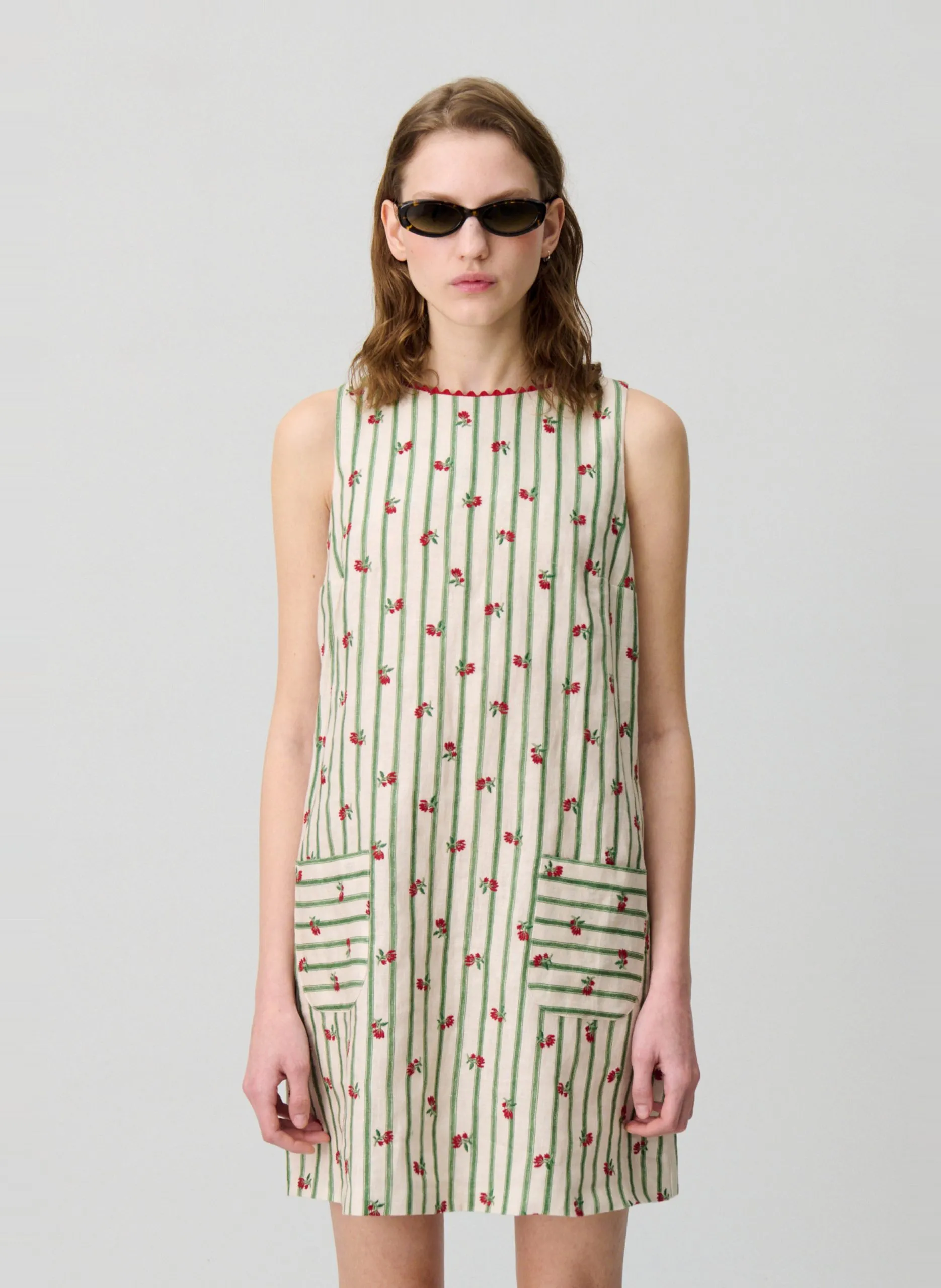 Ärmelloses kurzes gestreiftes Kleid Mehrfarbig