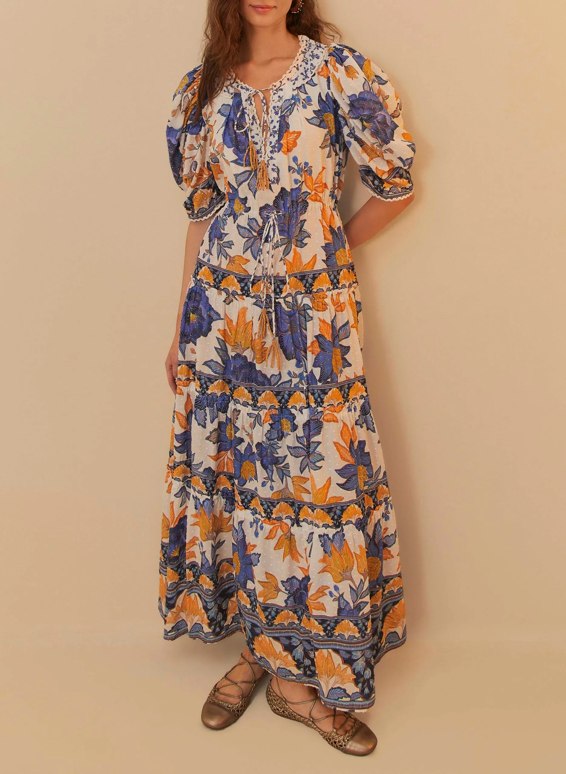 Lang besticktes langes Kleid mit Mustern Mehrfarbig