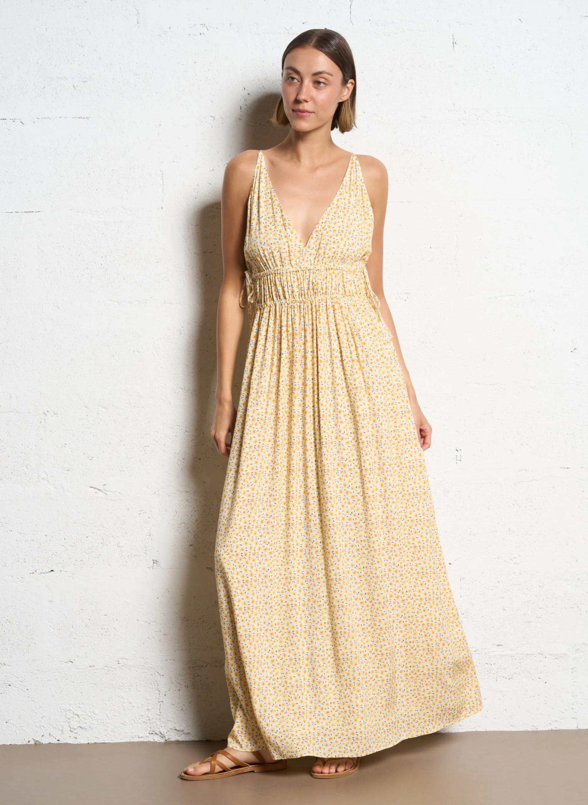 Geblümtes Maxikleid mit V-Ausschnitt Gelb