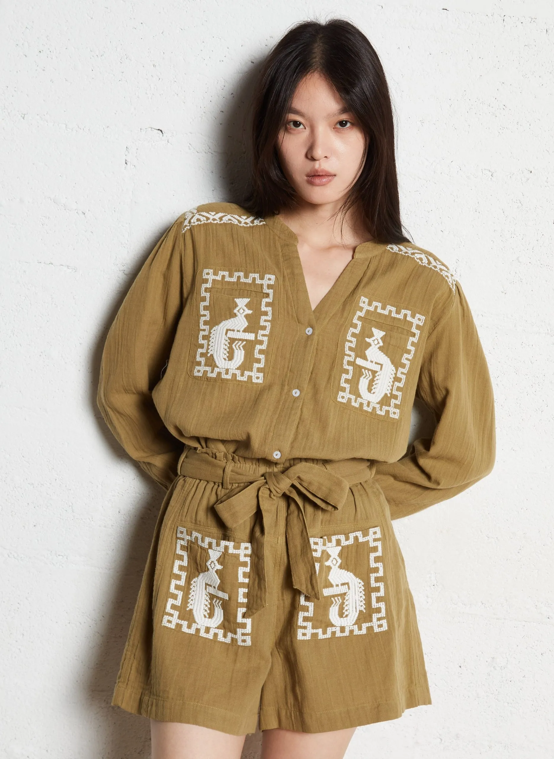 Bluse mit Tunesischem Kragen und Stickereien Khaki CALYX