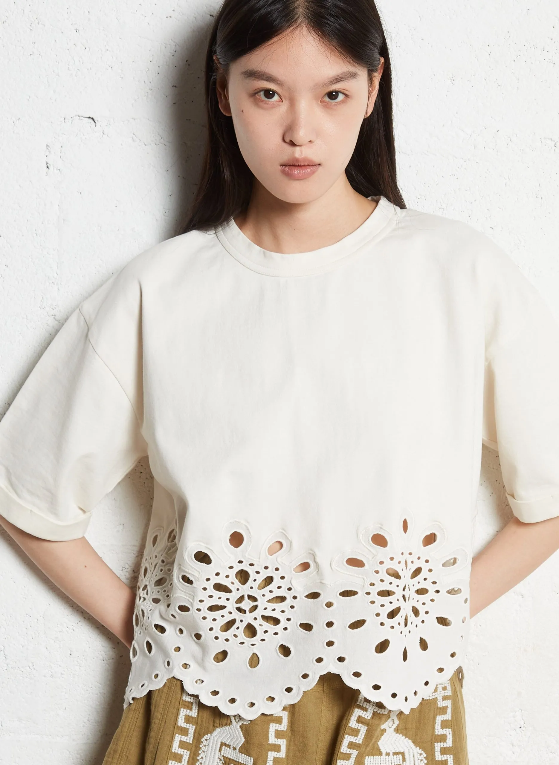 T-Shirt mit kurzen Ärmeln und Stickereien Weiss TEVANA