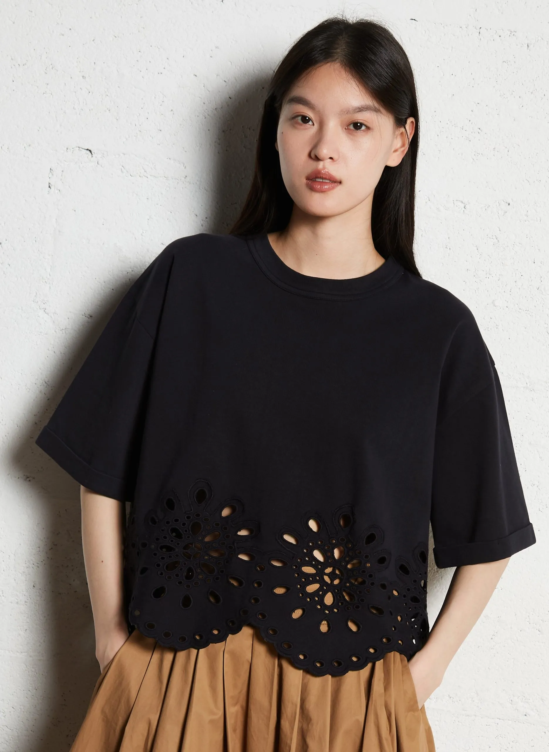 T-Shirt mit kurzen Ärmeln und Stickereien Schwarz TEVANA