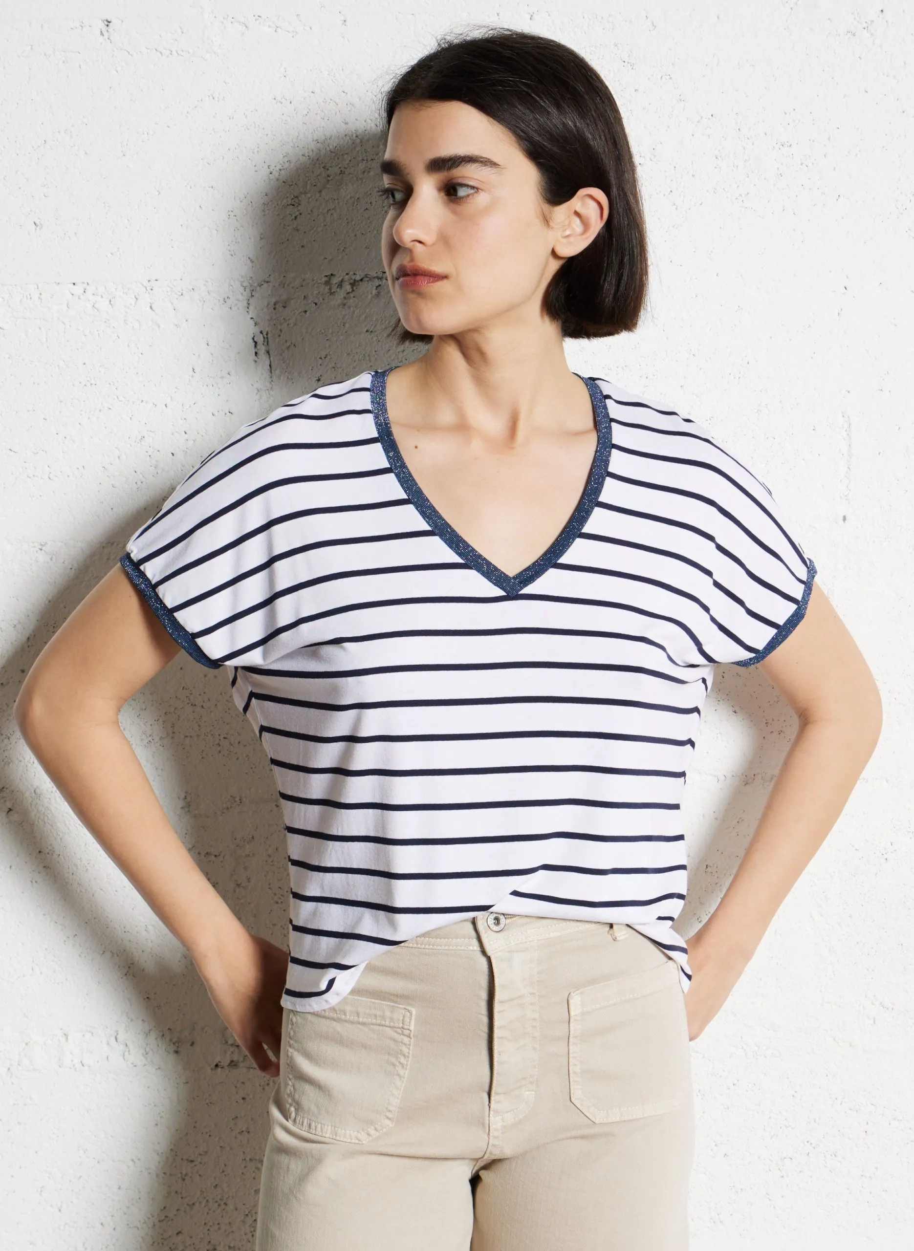 Weites T-Shirt mit V-Ausschnitt Mehrfarbig